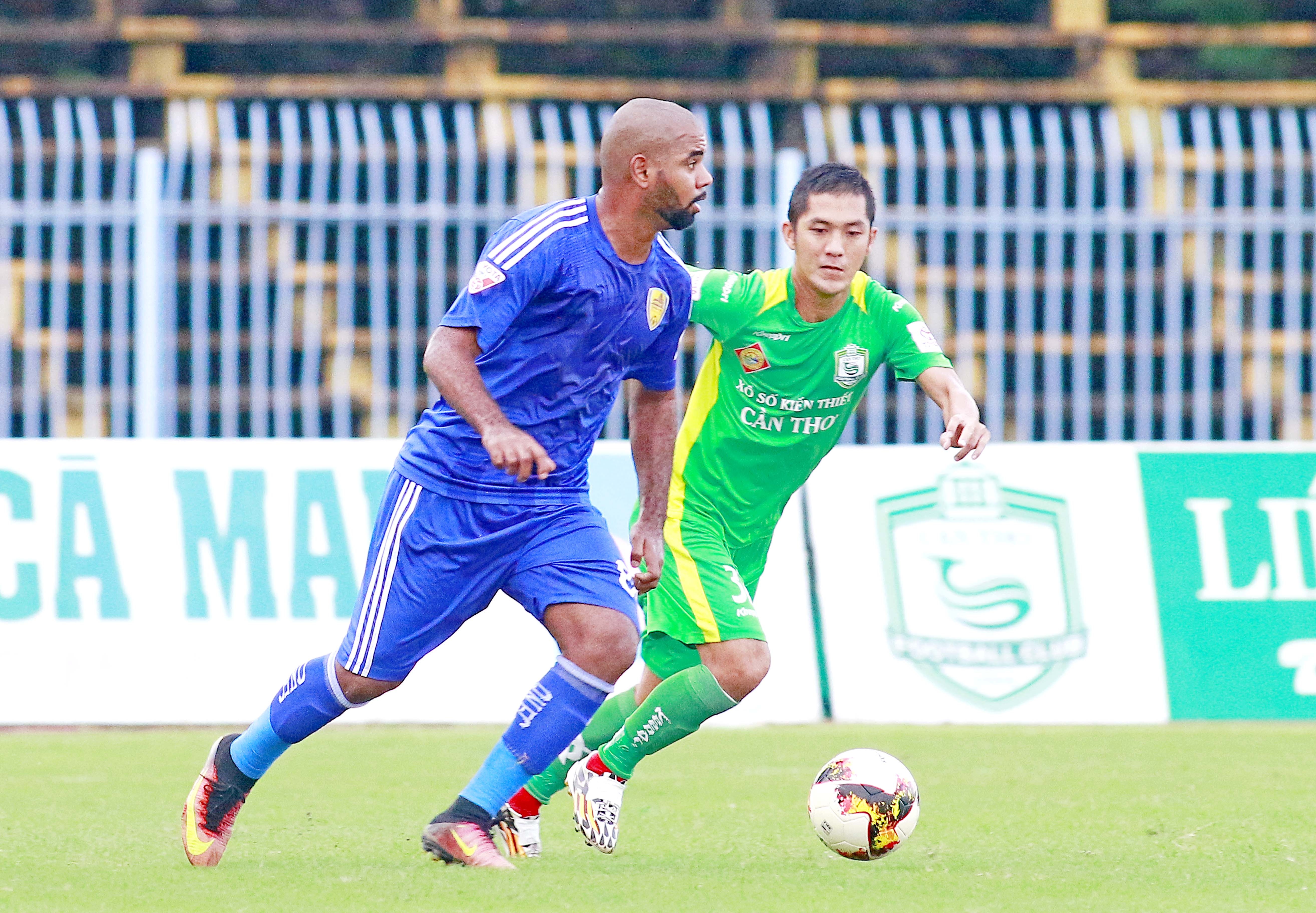 CLB Quang Nam len dan dau bang anh 1