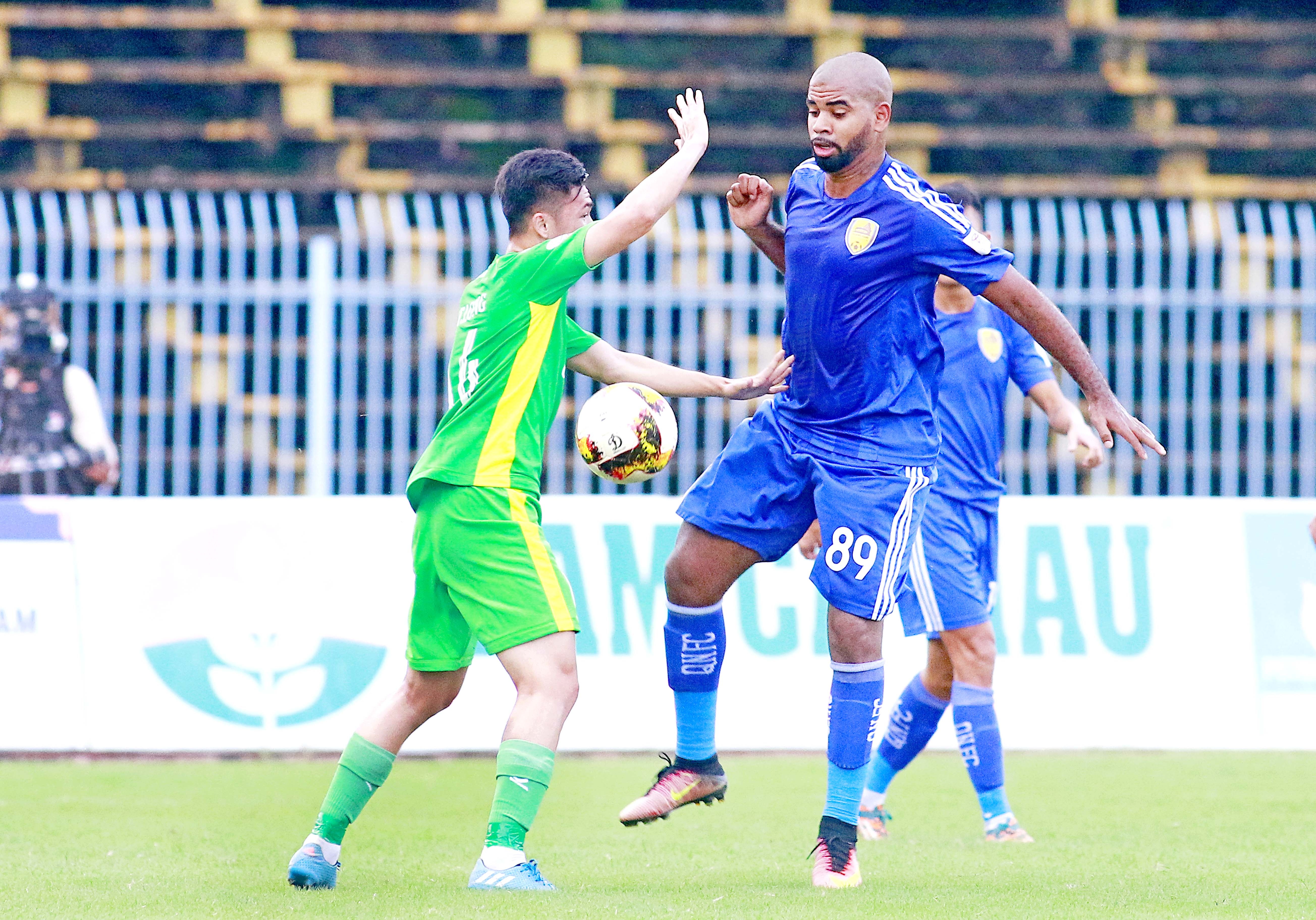 CLB Quang Nam len dan dau bang anh 6