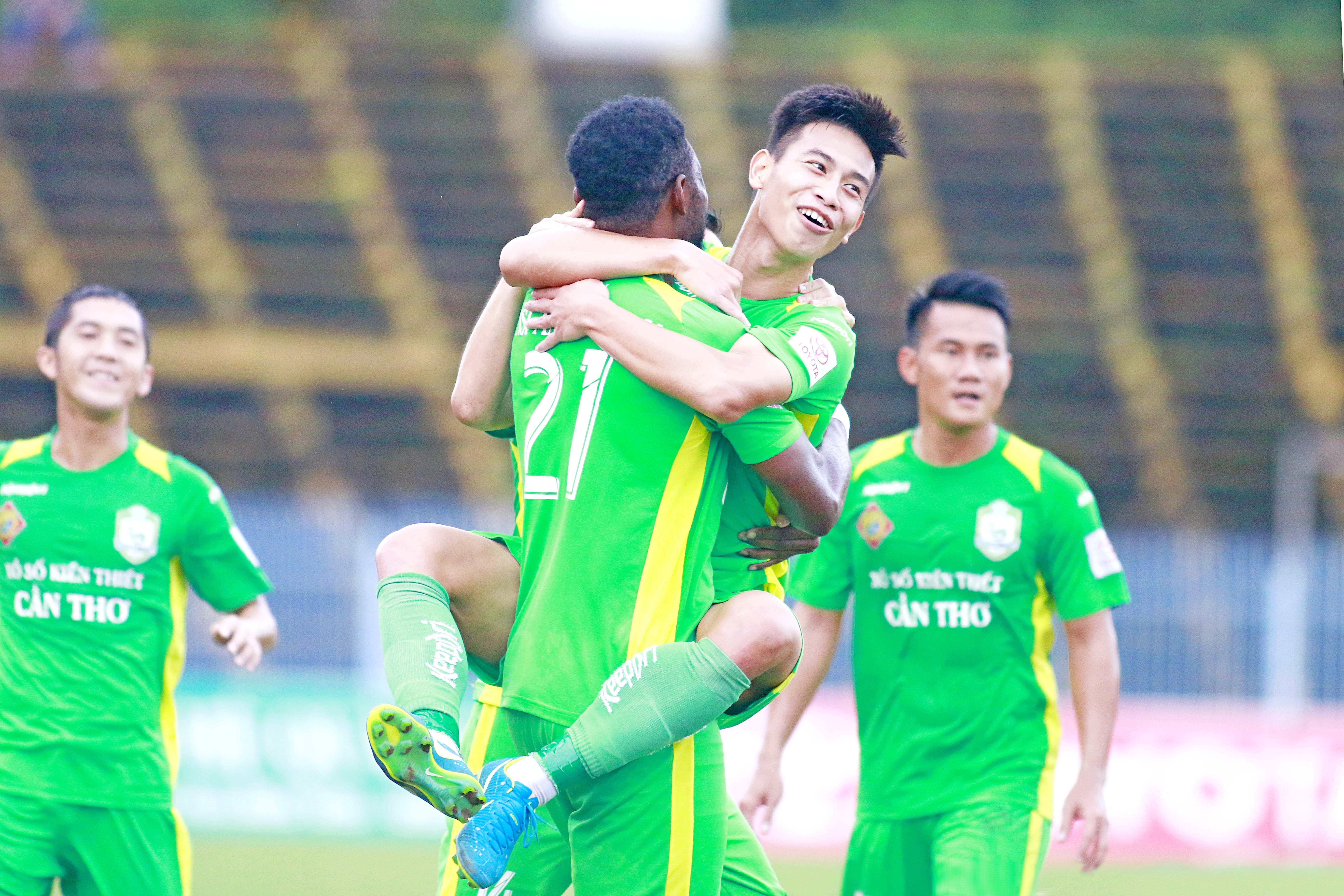 CLB Quang Nam len dan dau bang anh 3