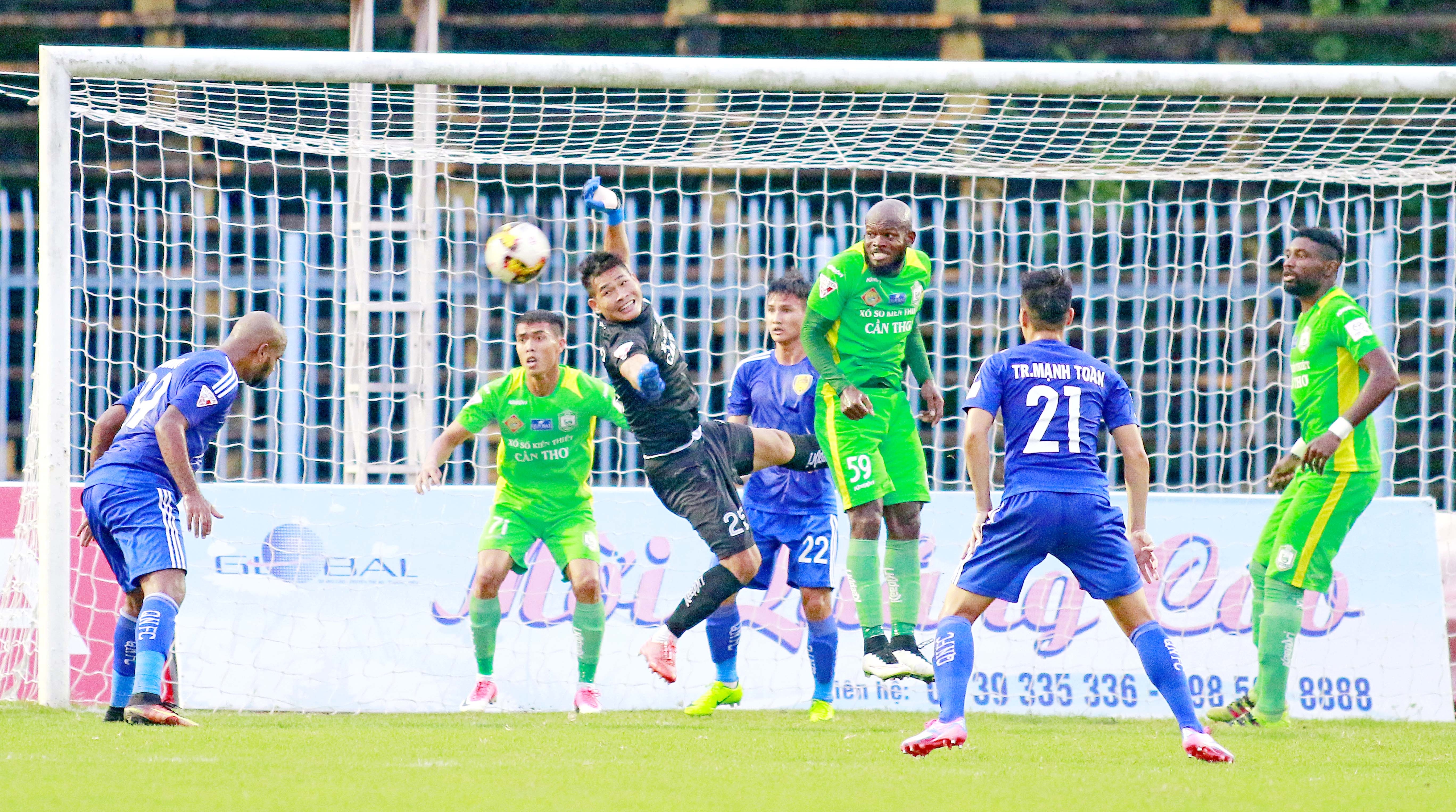 CLB Quang Nam len dan dau bang anh 7