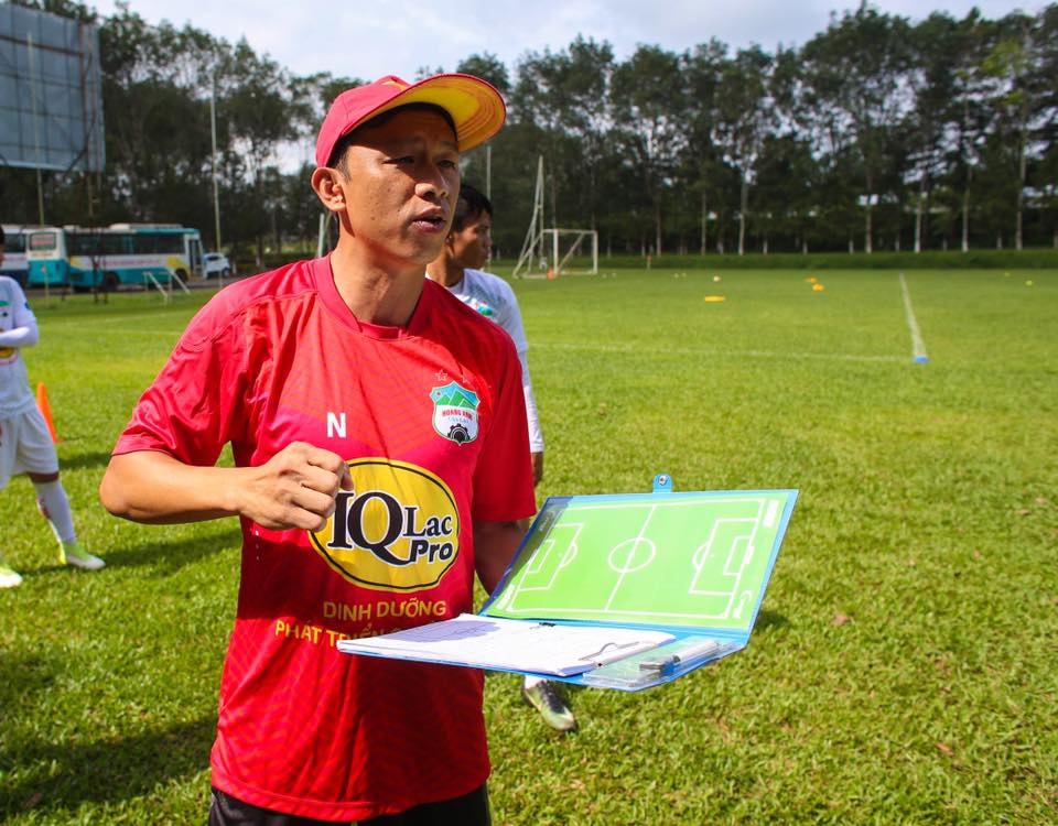 HLV Quoc Tuan dong vien cau thu HAGL anh 2