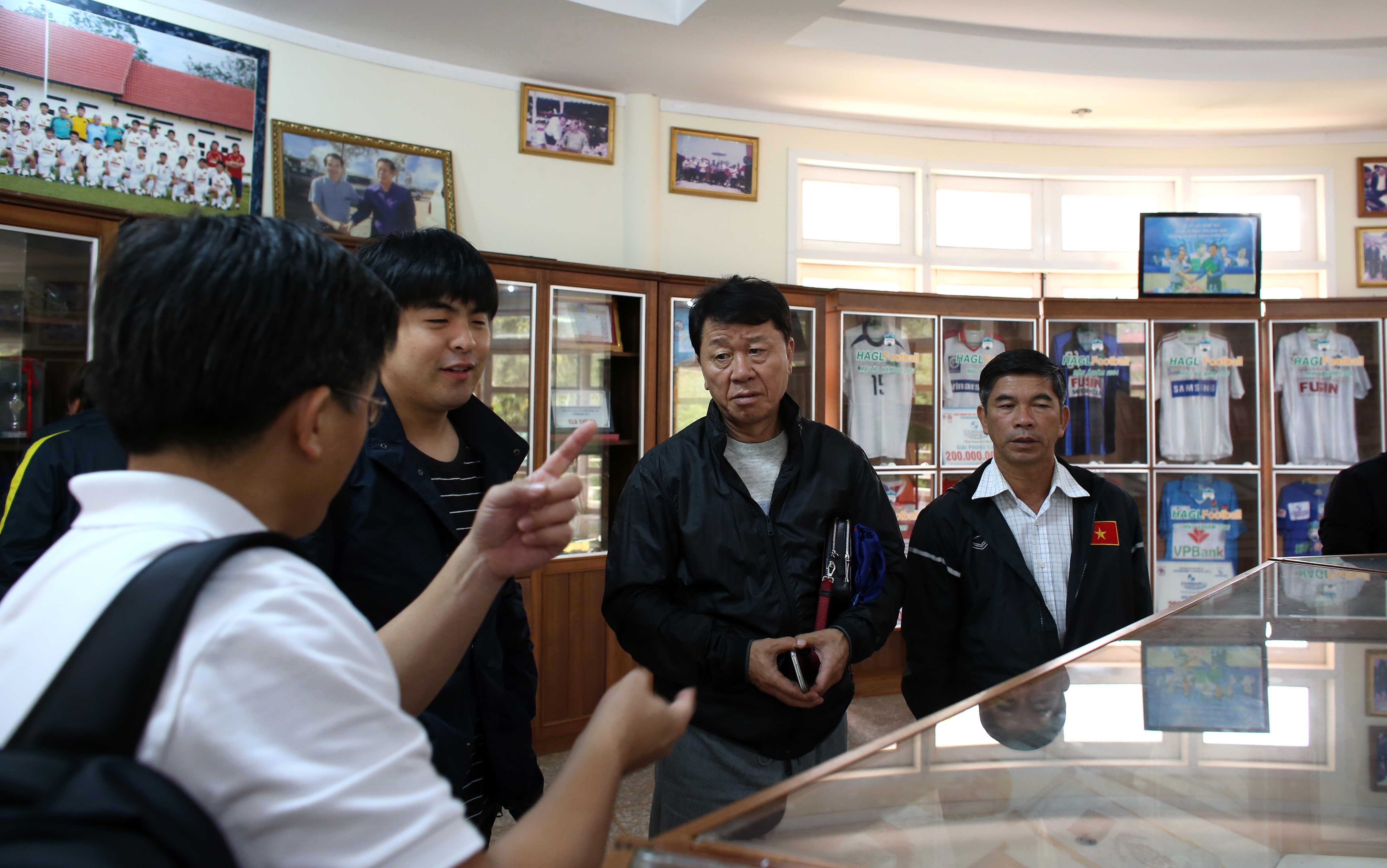 HLV Han Quoc thich thu voi co ngoi cua CLB HAGL hinh anh