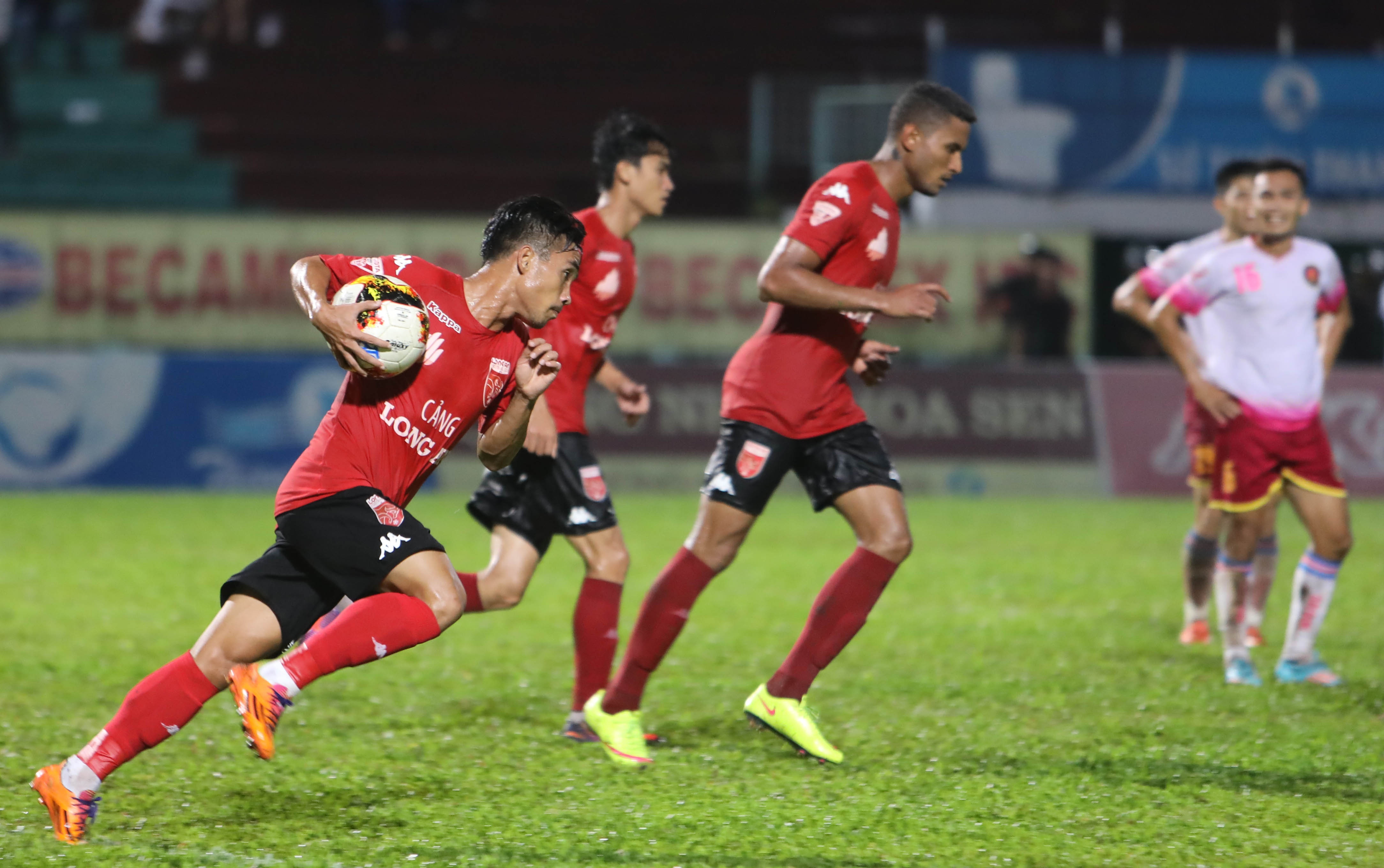 Doi cuoi bang Long An gianh diem kich tinh o phut 90+6 hinh anh