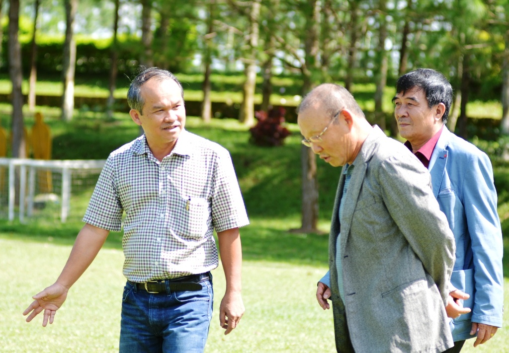 Bau Duc dua huan luyen vien Park Hang-seo tham quan cau lac bo HAGL hinh anh