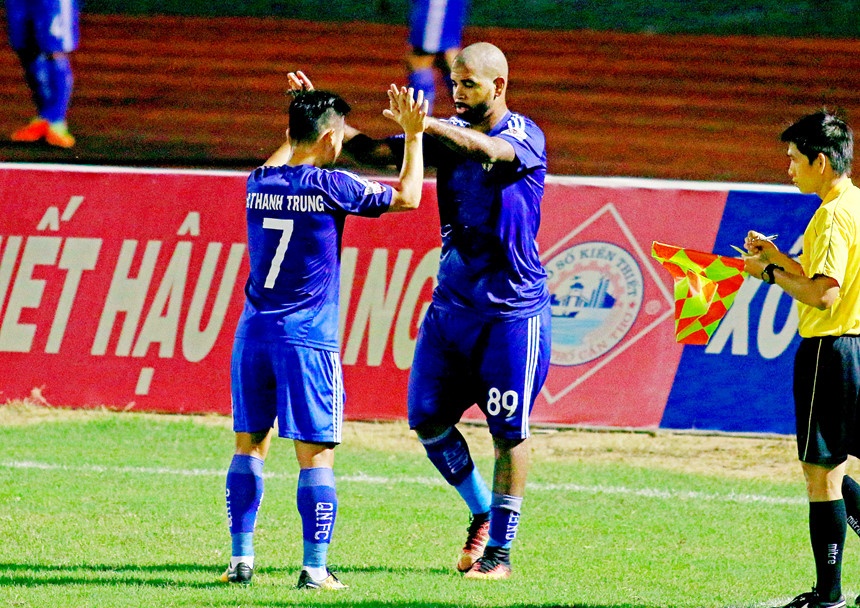 CLB Quang Nam dan dau V.League anh 2