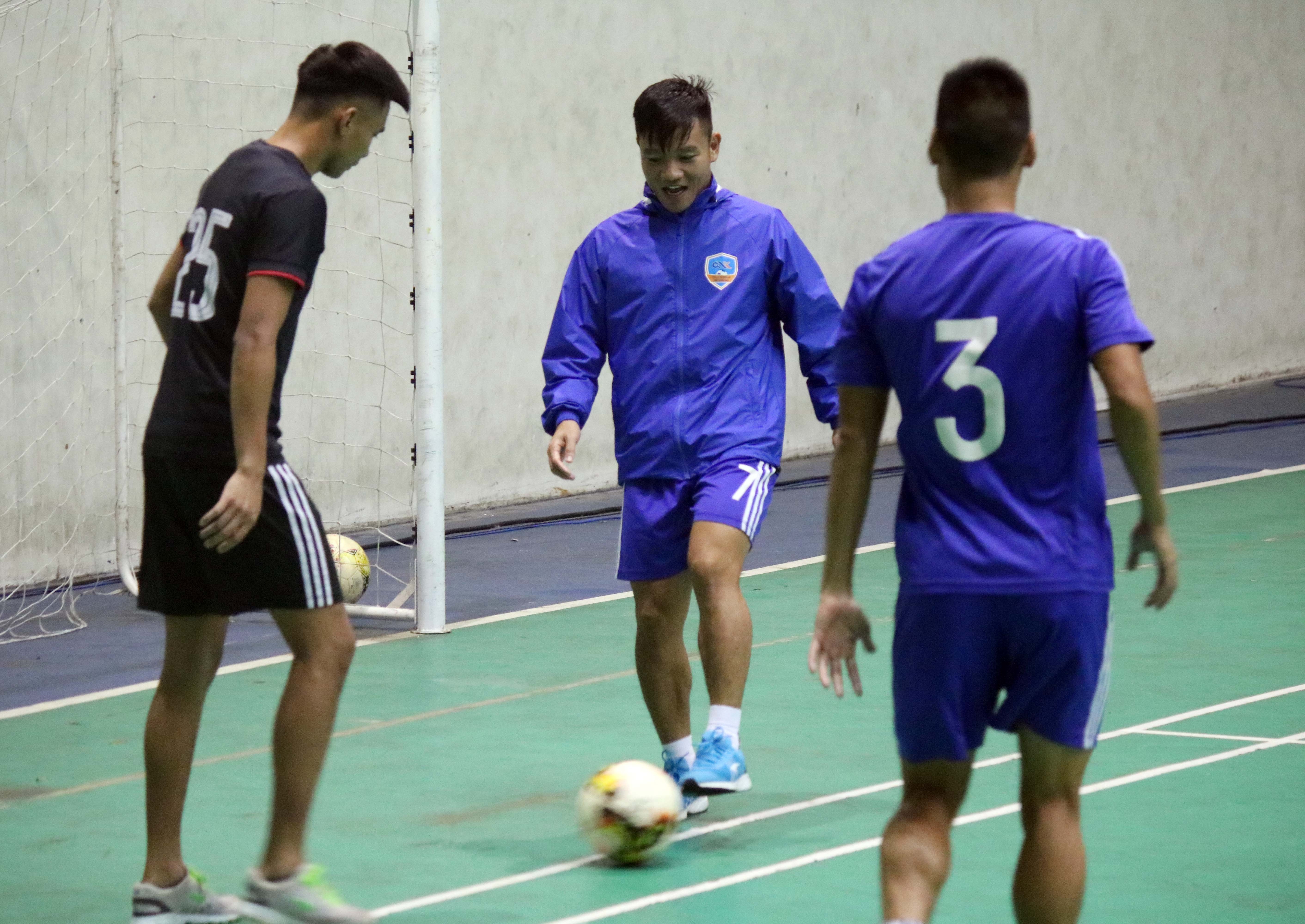 CLB Quang Nam tap chieu 3/11 anh 3