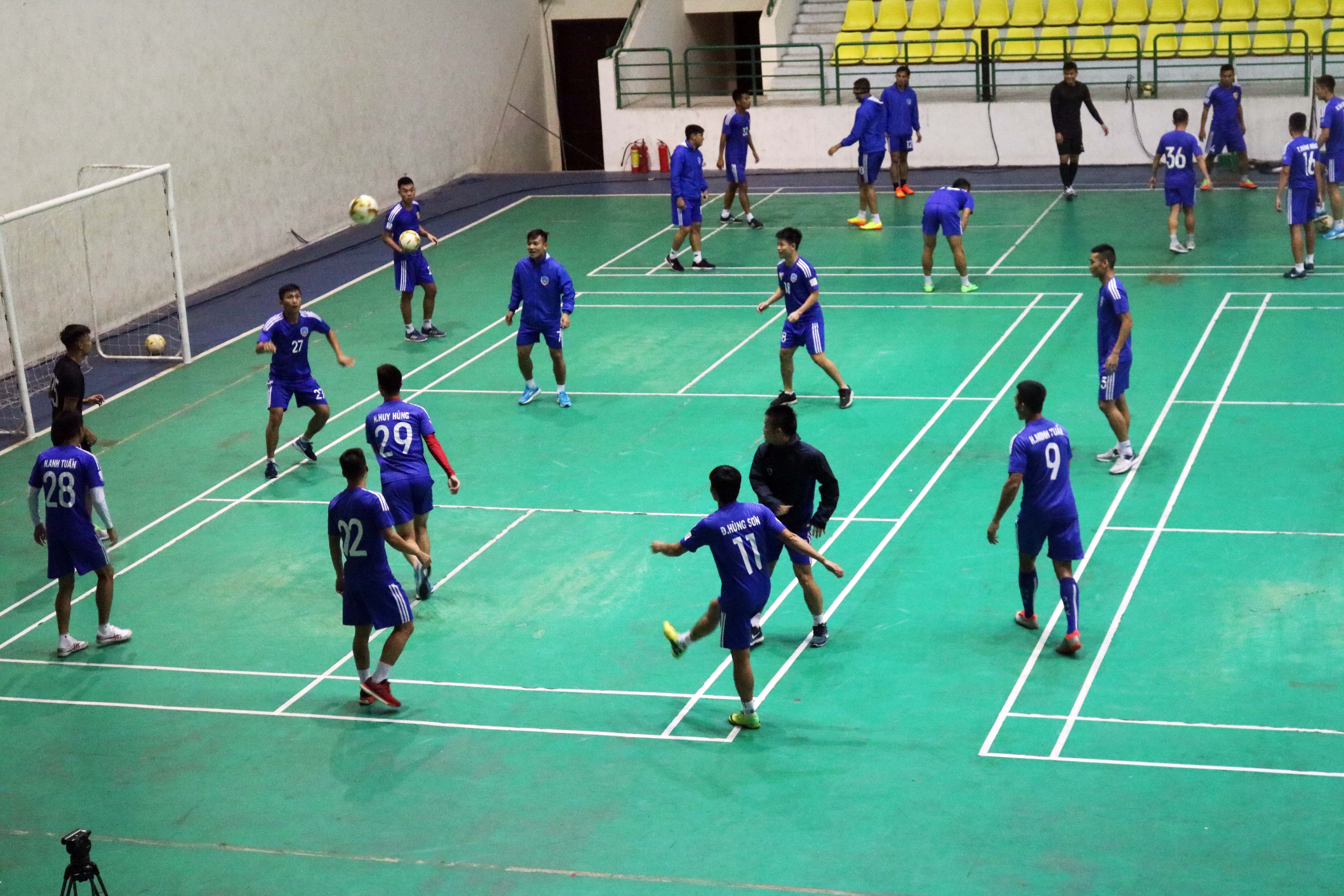 CLB Quang Nam tap chieu 3/11 anh 1