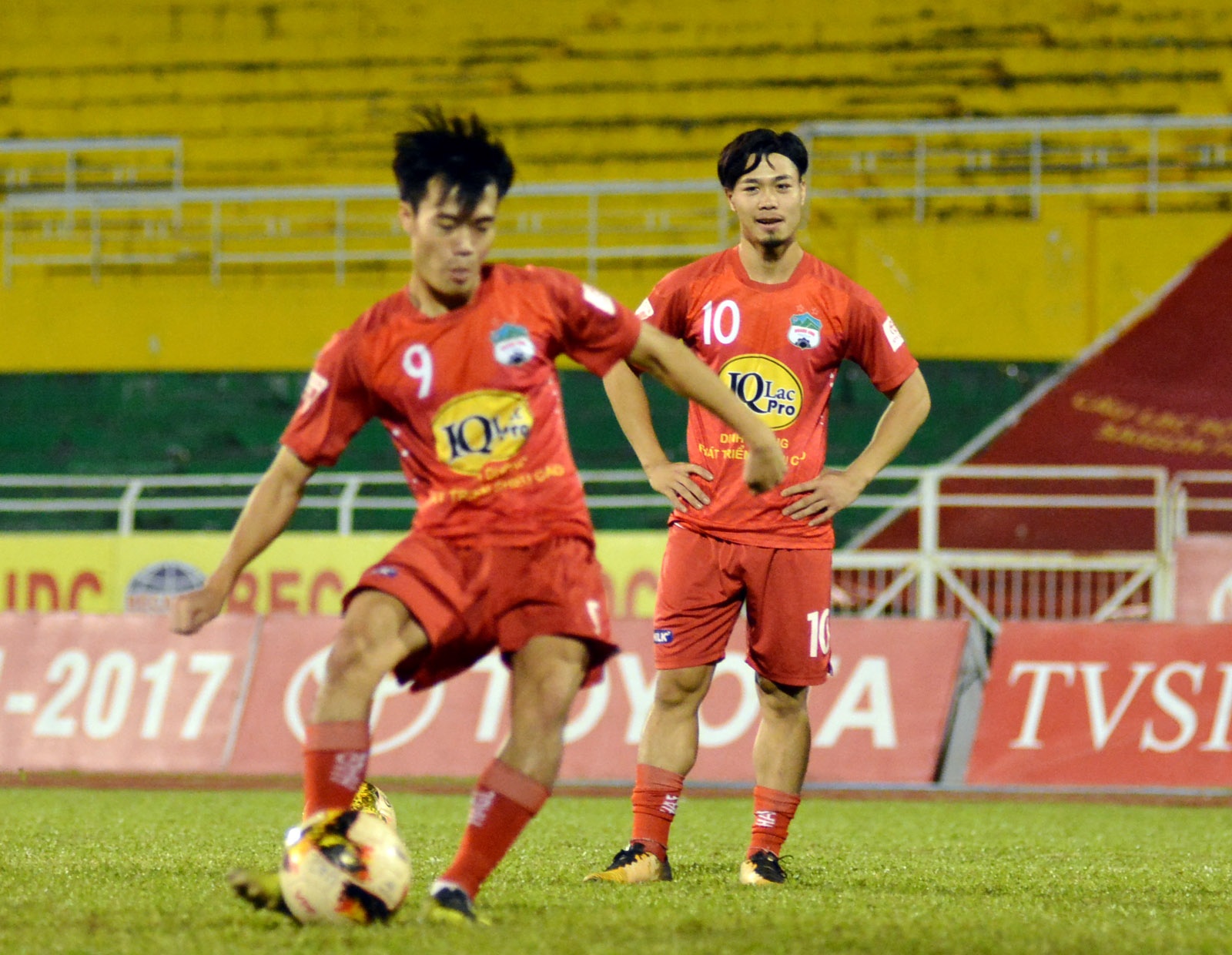 Cong Phuong treu dua khi Van Toan da hong penalty hinh anh