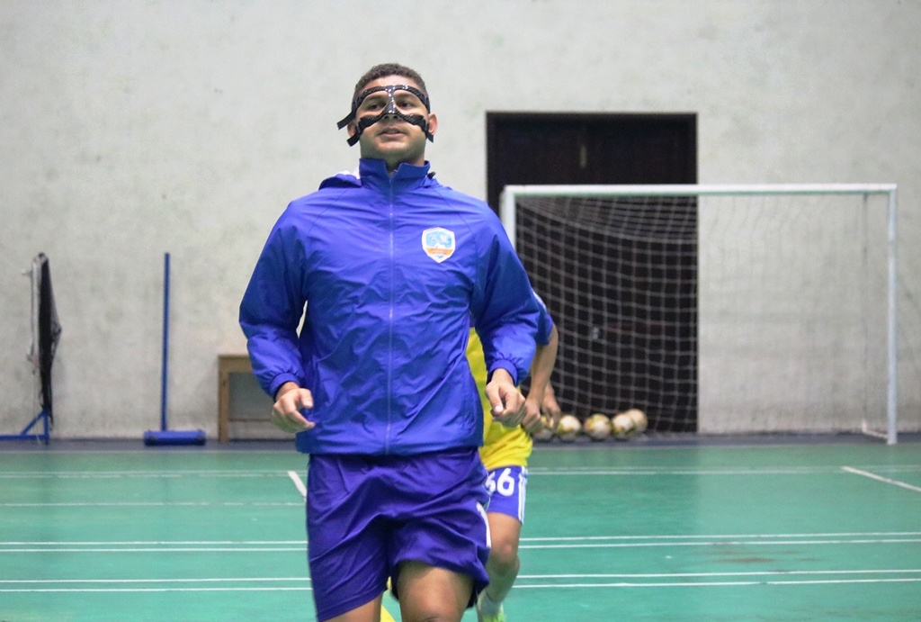 CLB Quang Nam phai tap trong nha vi bao Damrey hinh anh