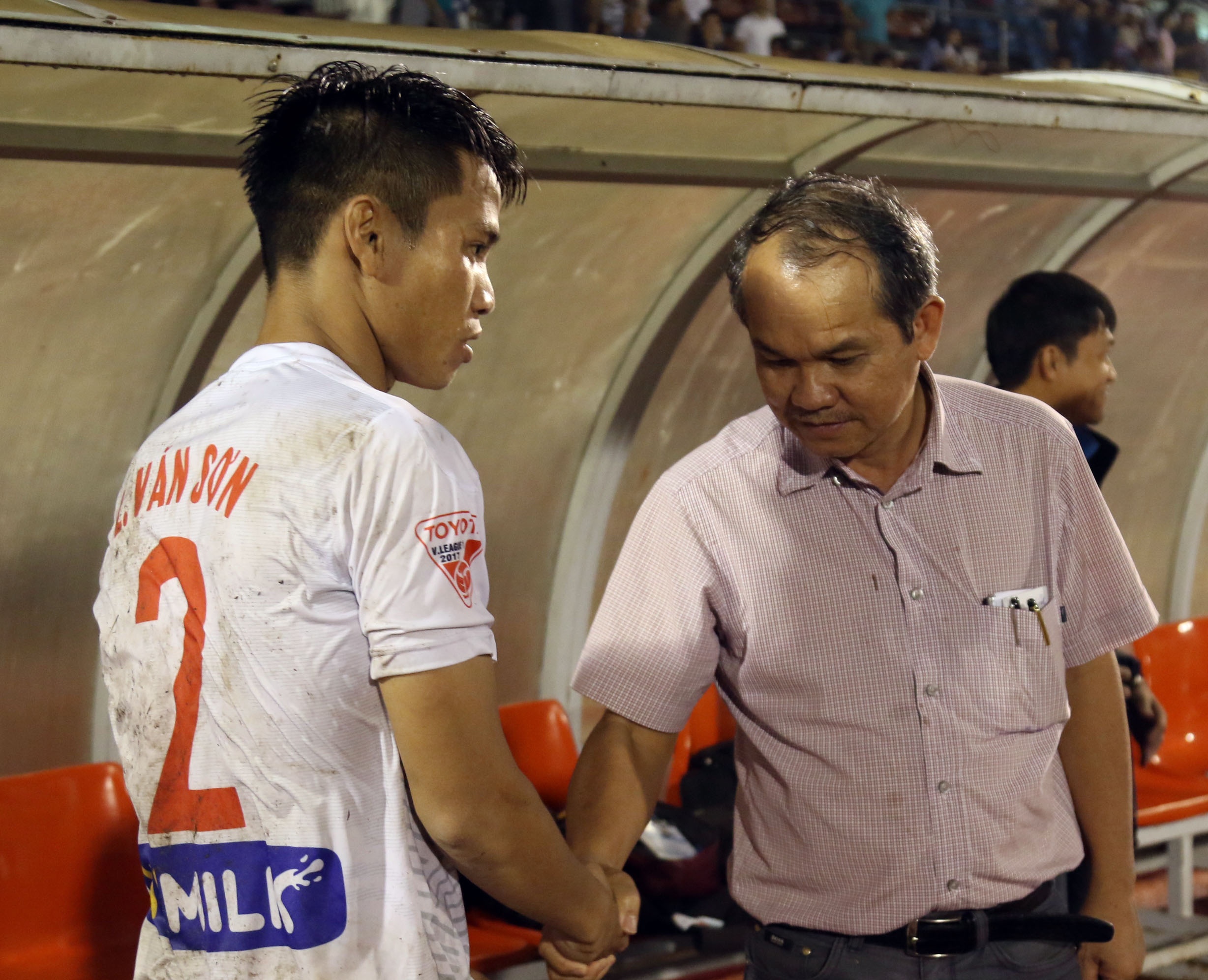 Bau Duc tham hoi cau thu HAGL sau tran thang CLB Sai Gon hinh anh