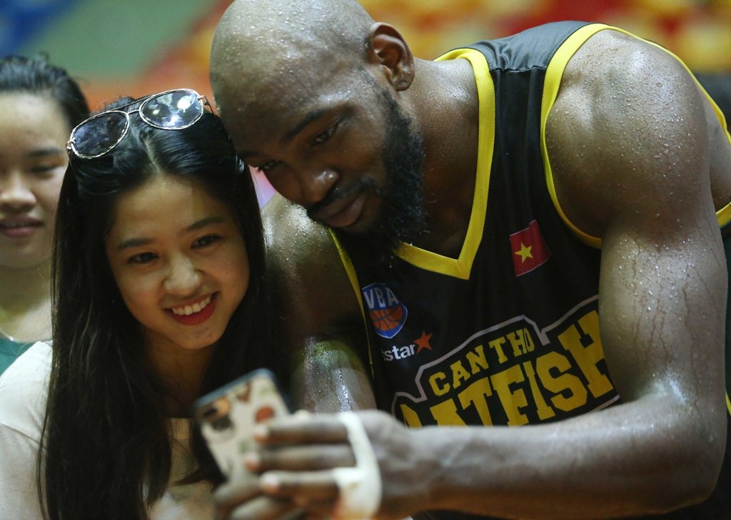 Fan nu Can Tho phan khich khi doi nha vao chung ket hinh anh