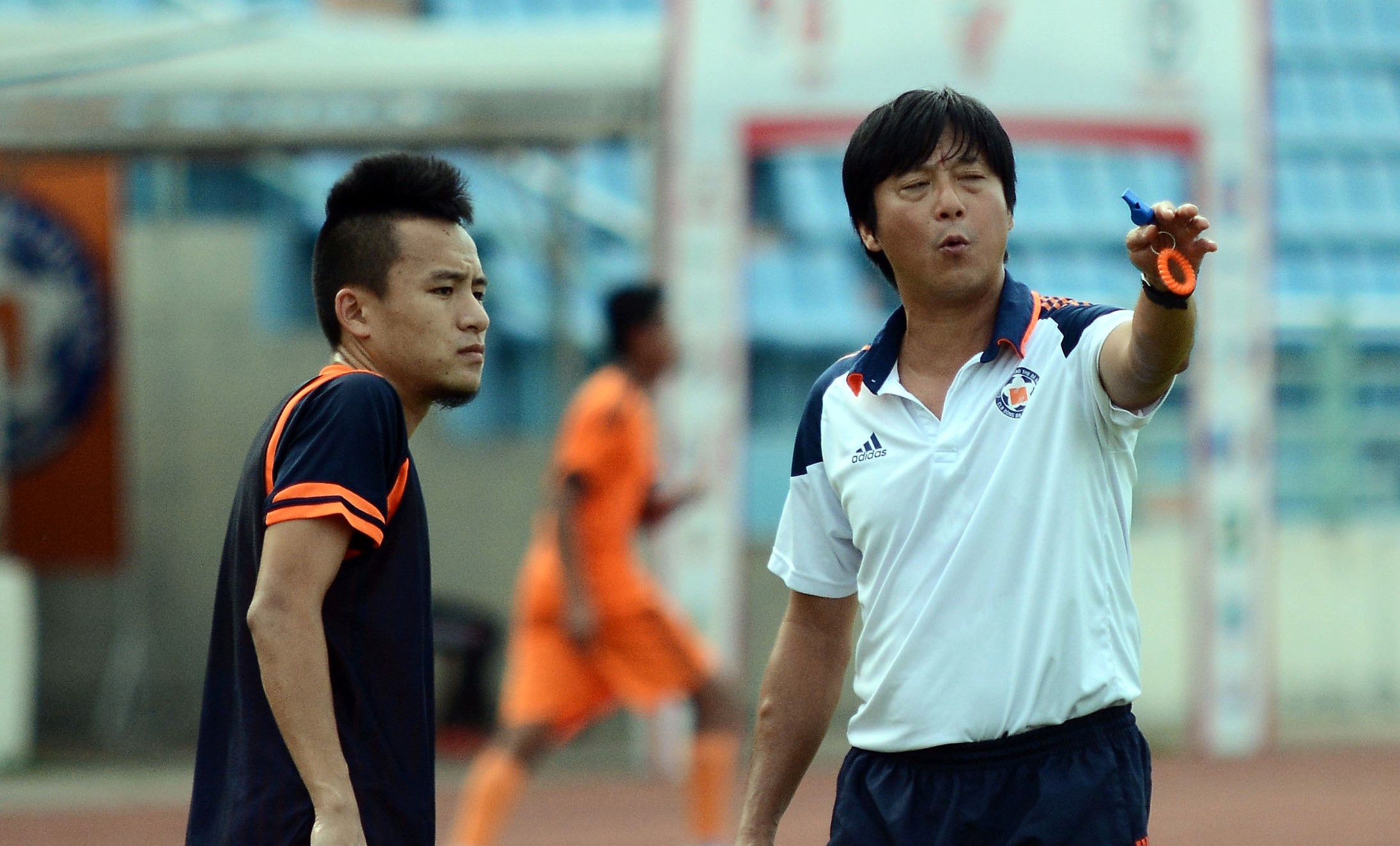 Cau thu Da Nang hut hang, khoc tren san khi HLV Huynh Duc thoi viec hinh anh