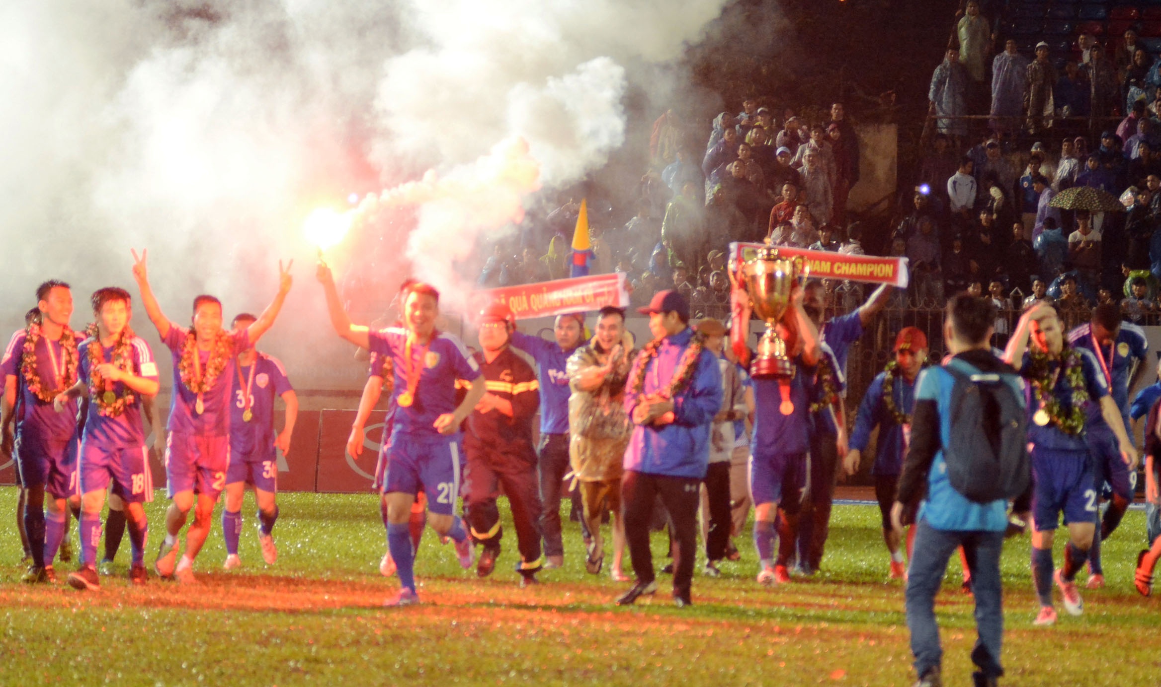 Cầu thủ Quảng Nam ăn mừng vô địch ảnh 8 Cau thu Quang Nam an mung vo dich anh 8