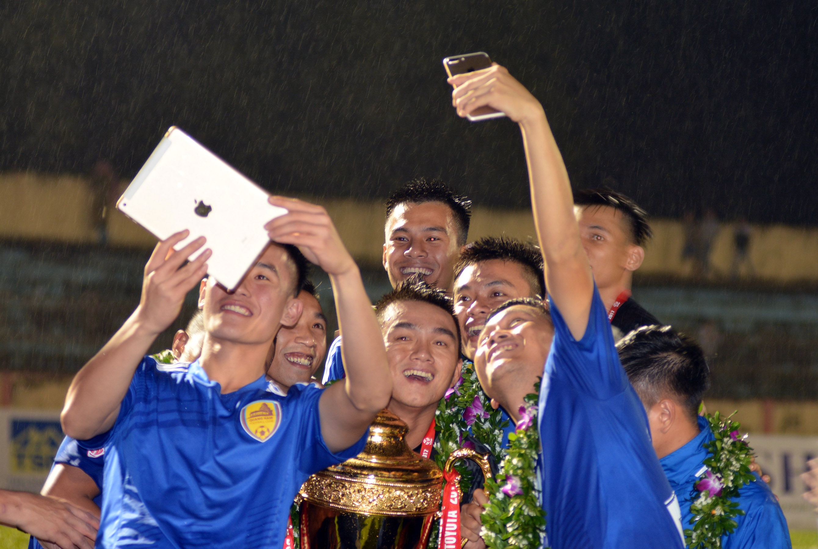 Cau thu Quang Nam chup anh tu suong mung chuc vo dich V.League hinh anh