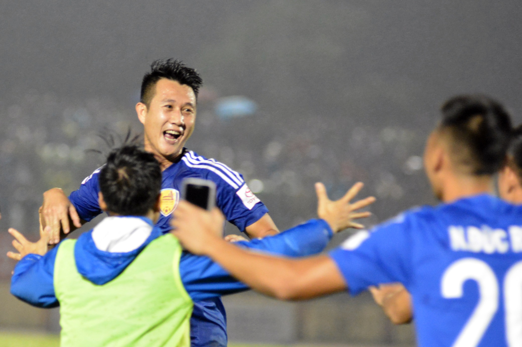 Cầu thủ Quảng Nam ăn mừng vô địch ảnh 1 Cau thu Quang Nam an mung vo dich anh 1
