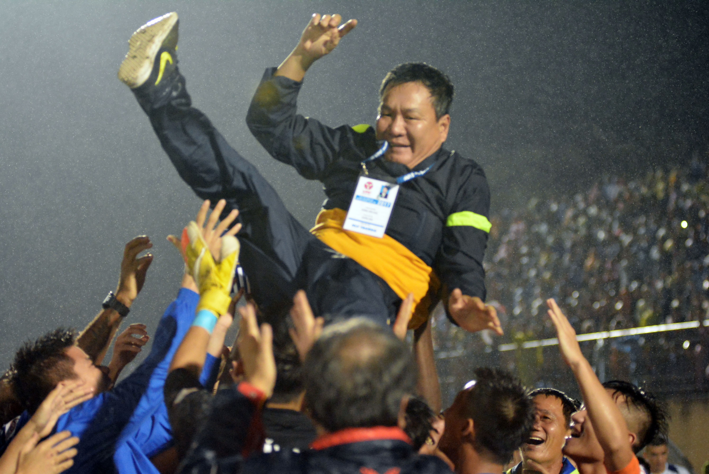 Cầu thủ Quảng Nam ăn mừng vô địch ảnh 5 Cau thu Quang Nam an mung vo dich anh 5