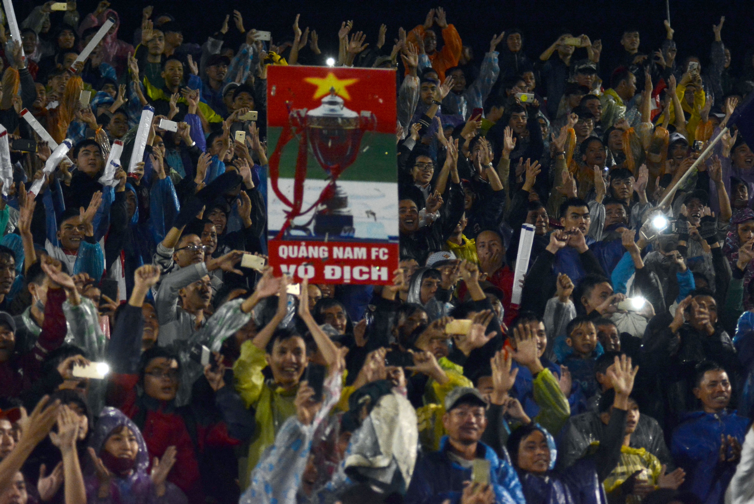 Cầu thủ Quảng Nam ăn mừng vô địch ảnh 6 Cau thu Quang Nam an mung vo dich anh 6