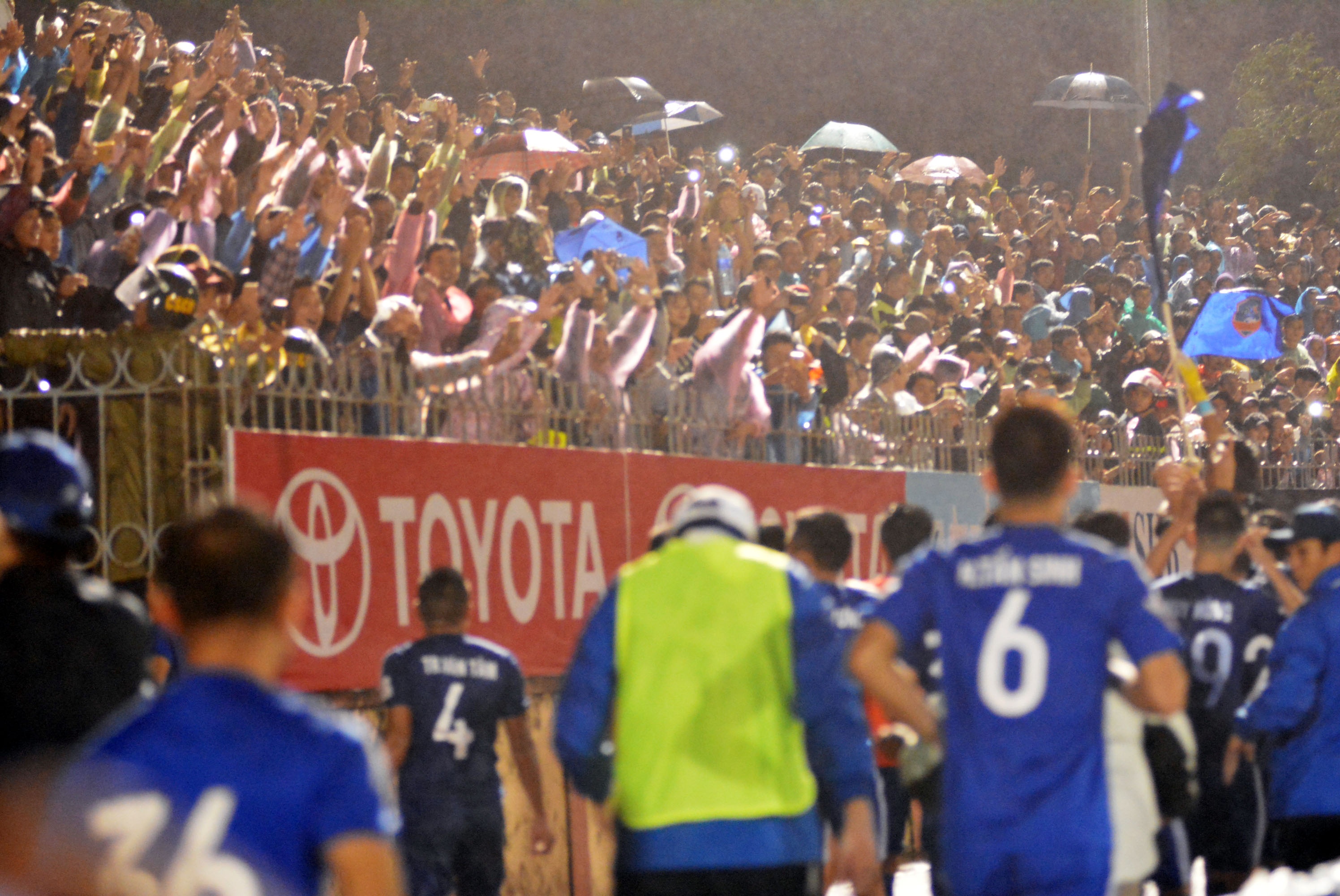 Cầu thủ Quảng Nam ăn mừng vô địch ảnh 7 Cau thu Quang Nam an mung vo dich anh 7