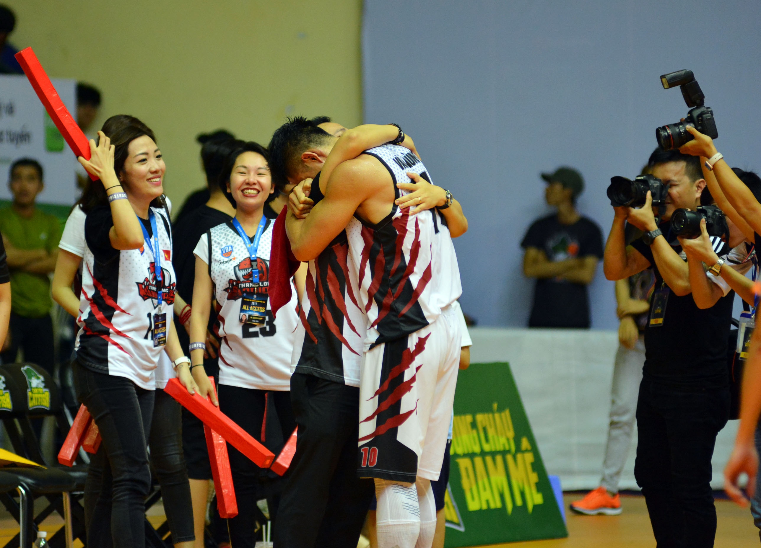 Tracy Thu Luong an mung anh 6