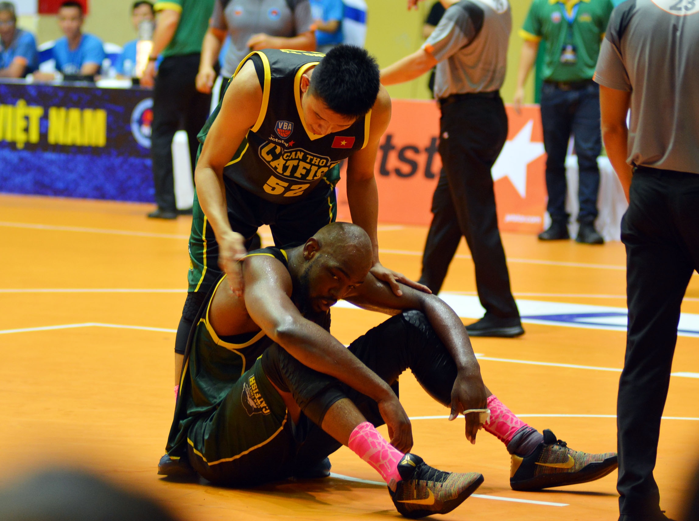 Tracy Thu Luong an mung anh 8