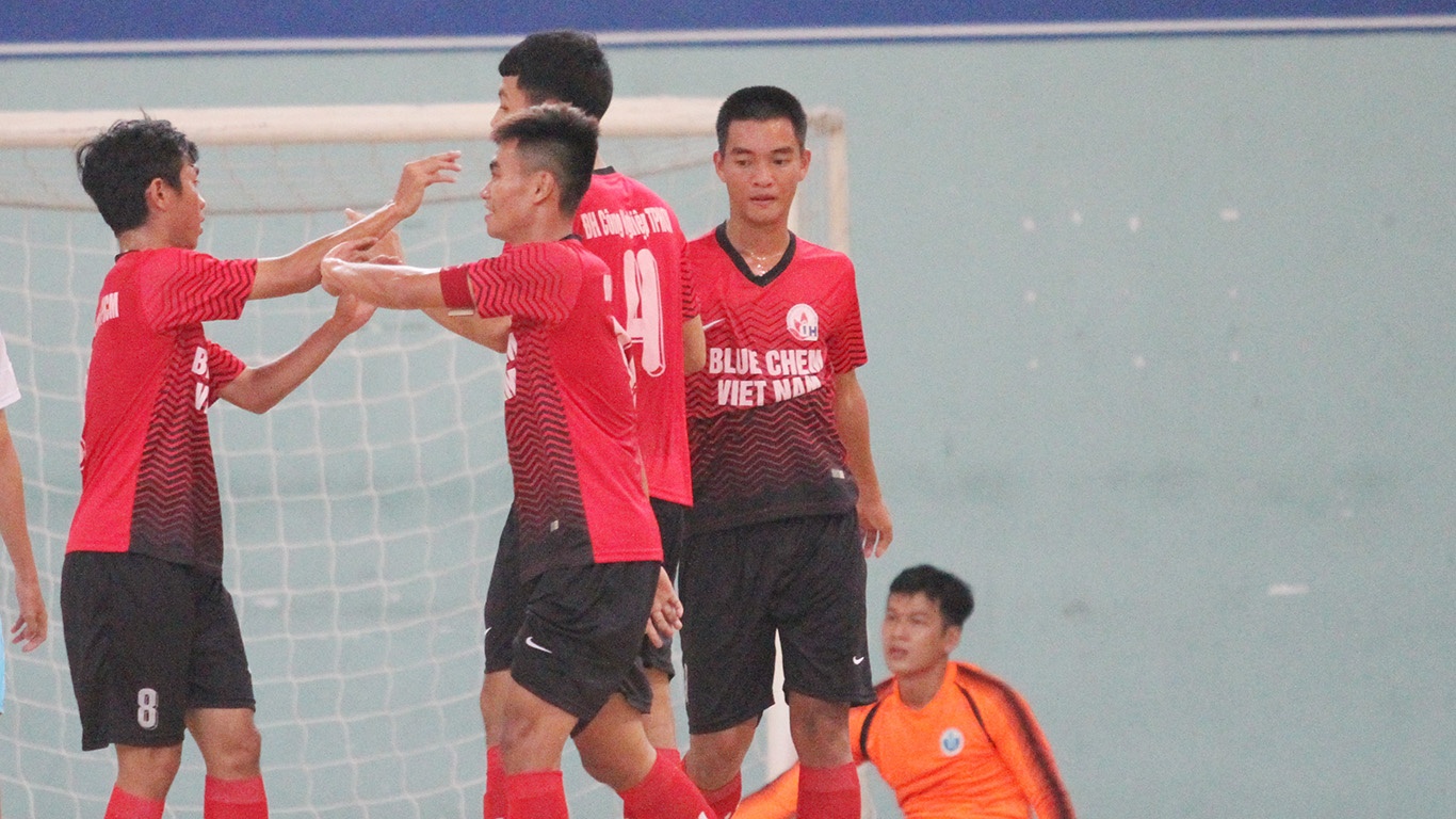 Xac dinh 2 doi vao chung ket giai futsal sinh vien TP.HCM hinh anh