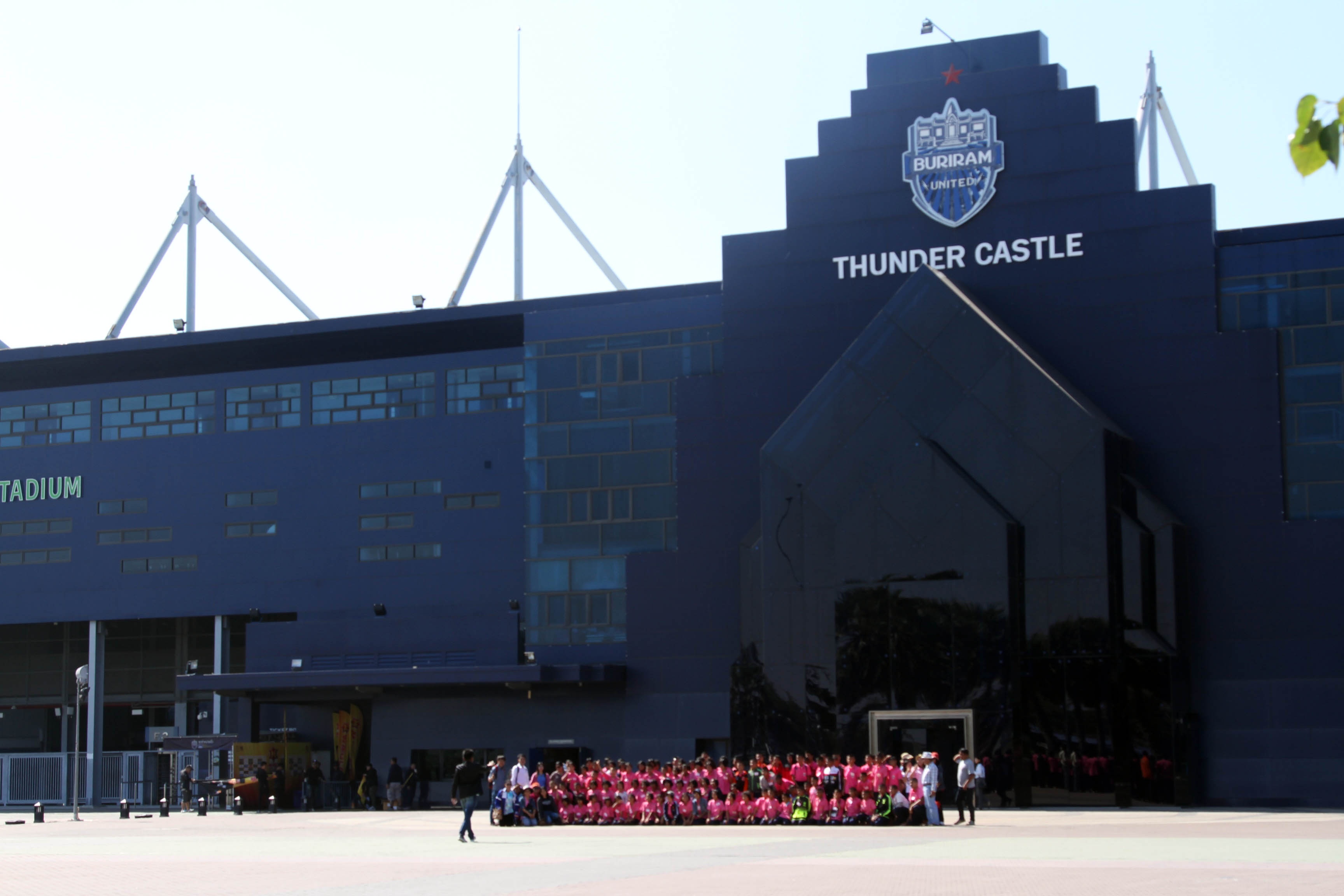 San bong da hien dai nhat Thai Lan anh 1