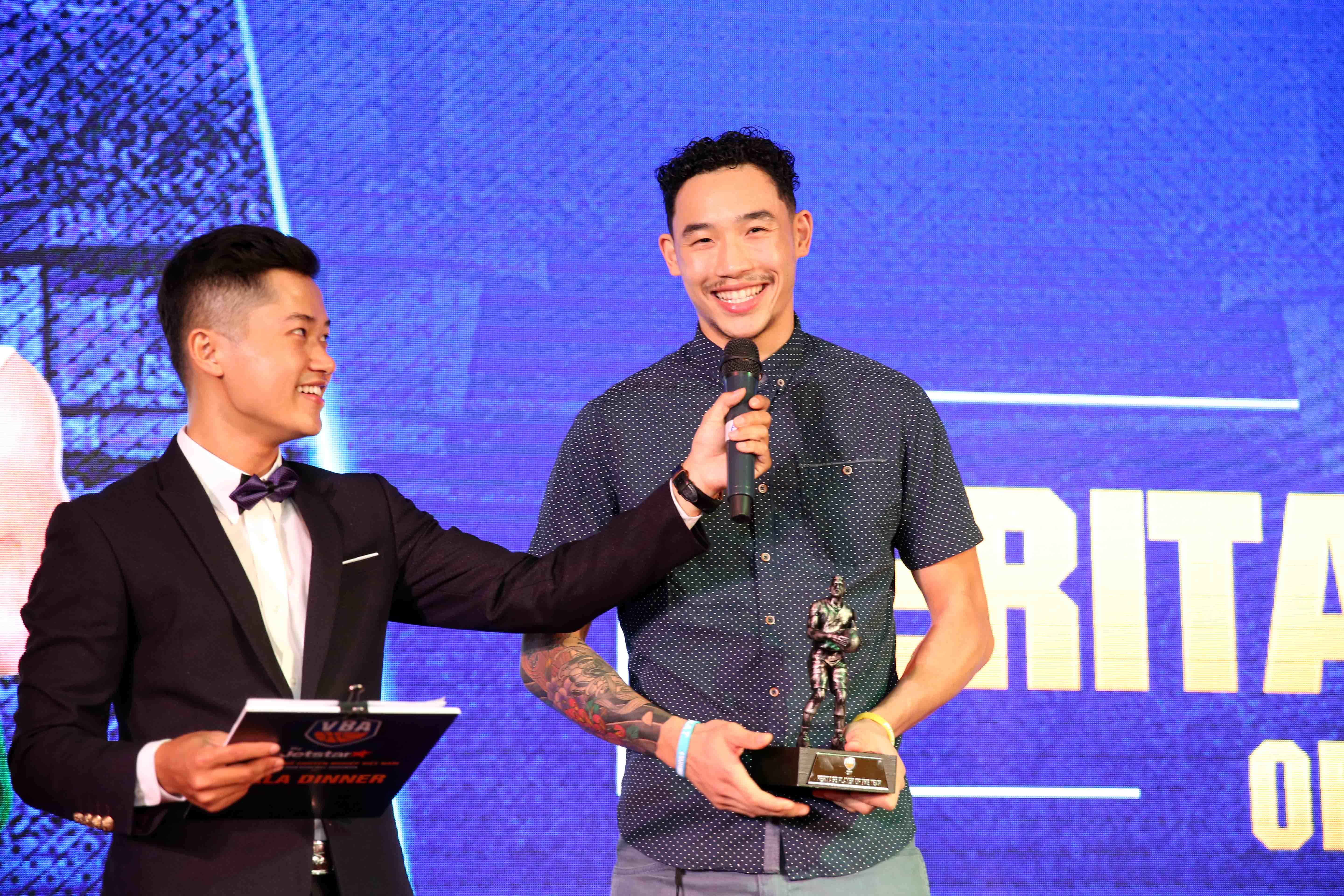 Tam Dinh nhan 2 giai thuong tai Gala trao giai VBA 2017 hinh anh