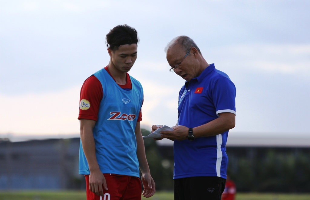 HLV Park Hang-seo tan tinh nhac bai Cong Phuong, Van Hau hinh anh