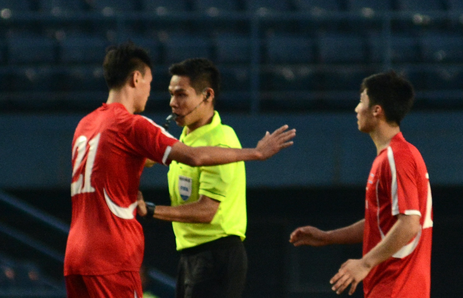 Cau thu U23 Trieu Tien van nai trong tai de khong nhan the do hinh anh