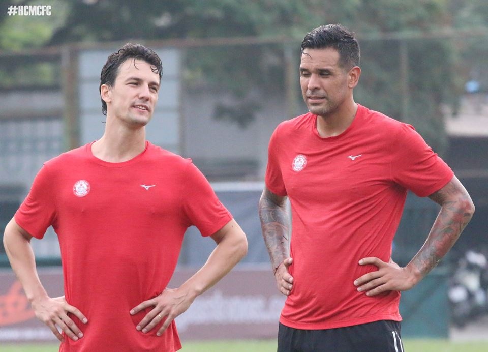 Cuu cau thu MU ra mat doi bong cua Cong Vinh hinh anh