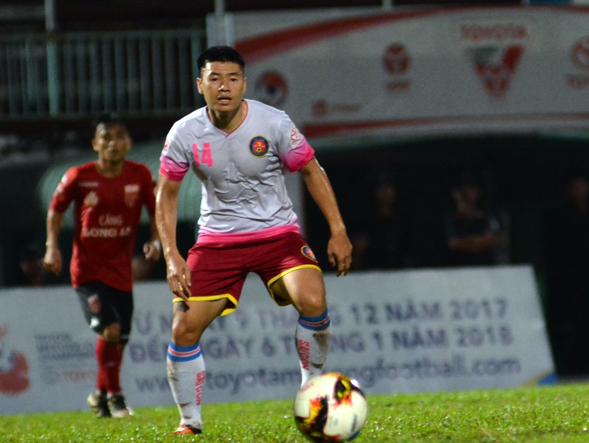 Do Van Thuan khoac ao CLB TP.HCM anh 1