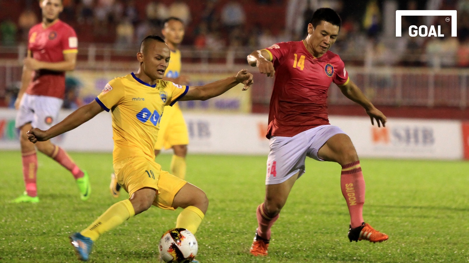 Hai sieu pham cua Do Van Thuan tai V.League 2017 hinh anh