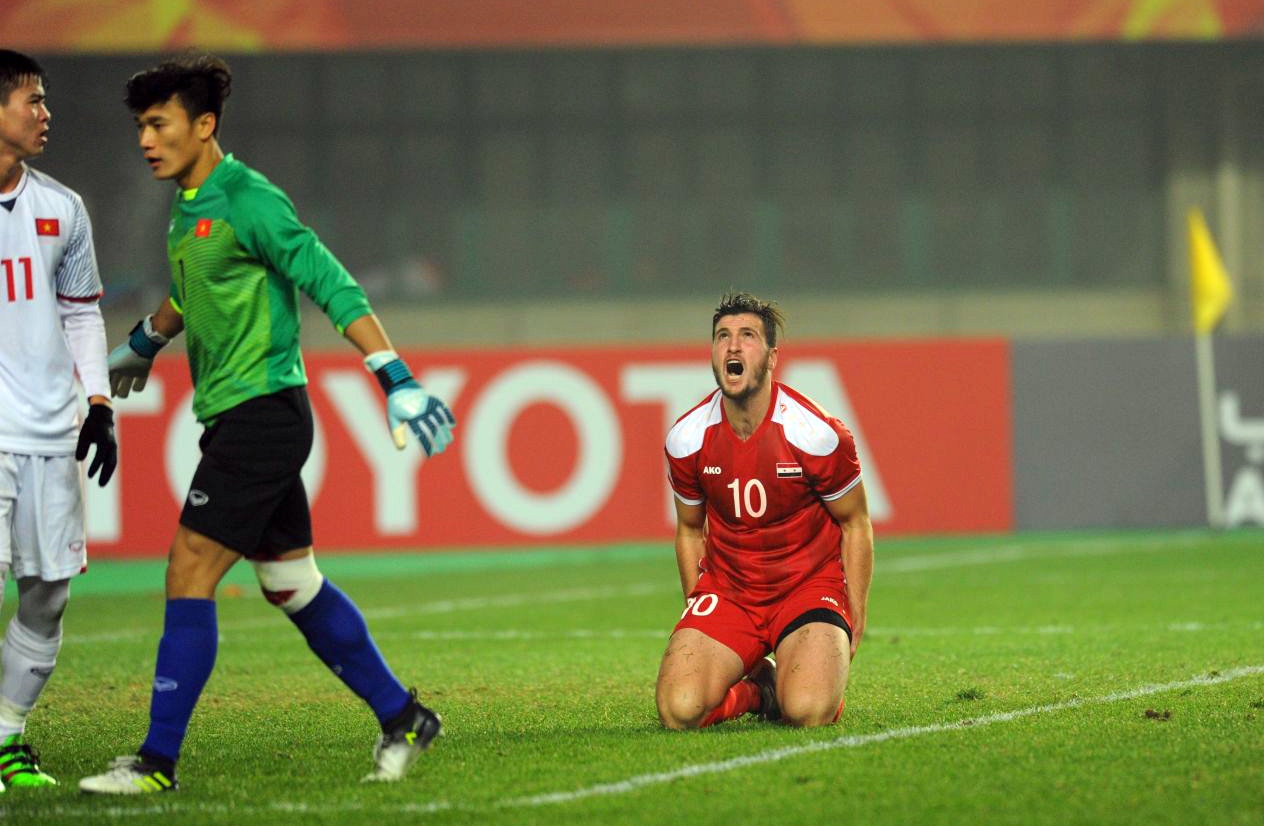 Cau thu U23 Syria guc nga anh 8