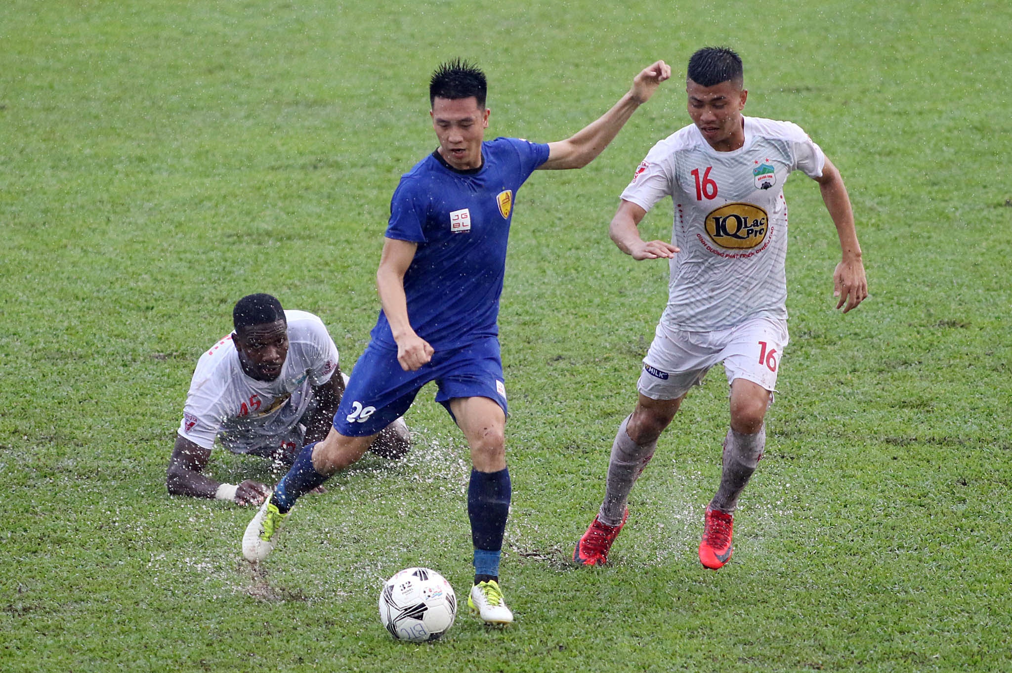HAGL thang Quang Nam 2-1 tai BTV Cup anh 1