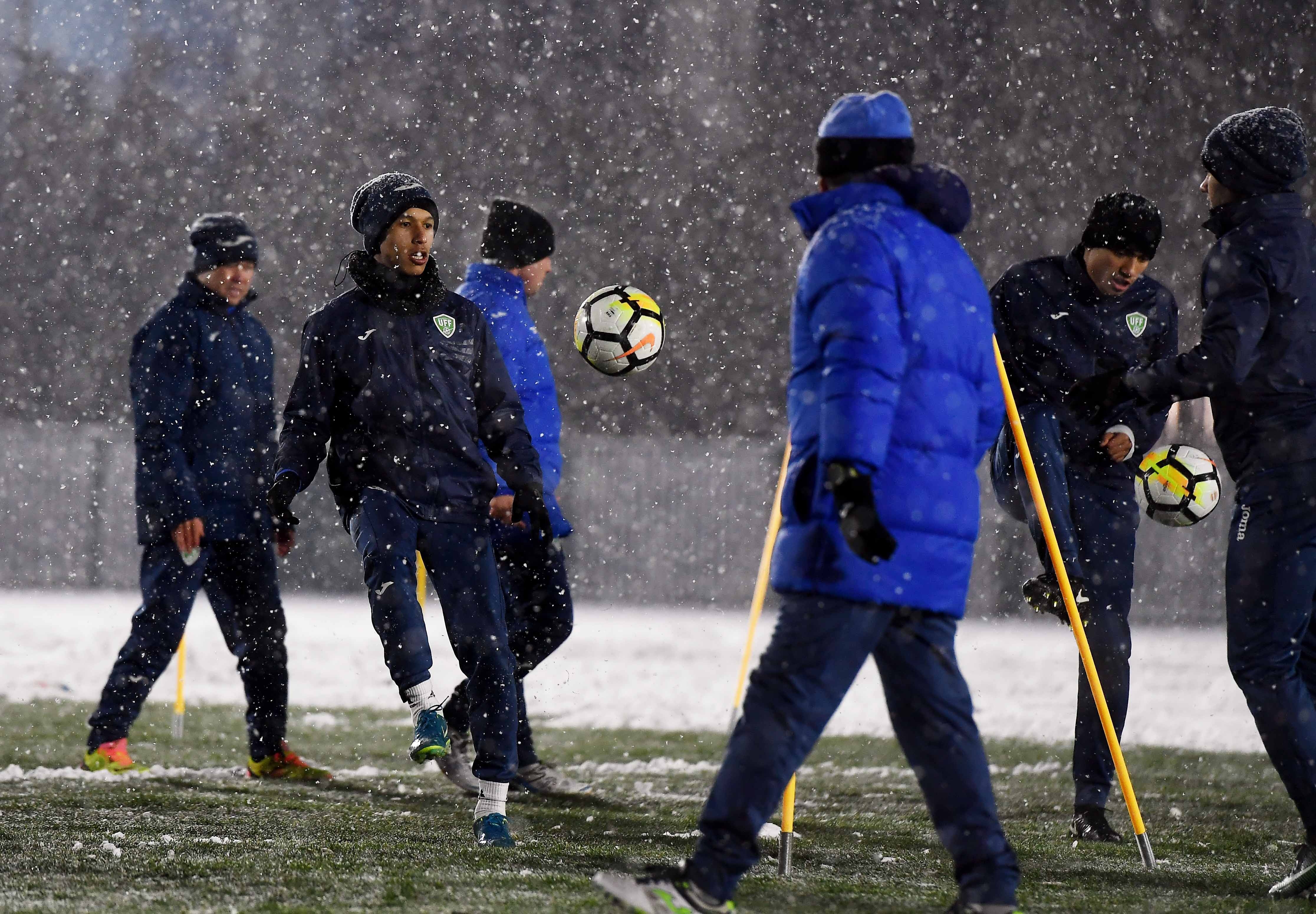 Uzbekistan tap luyen duoi tuyet roi anh 8