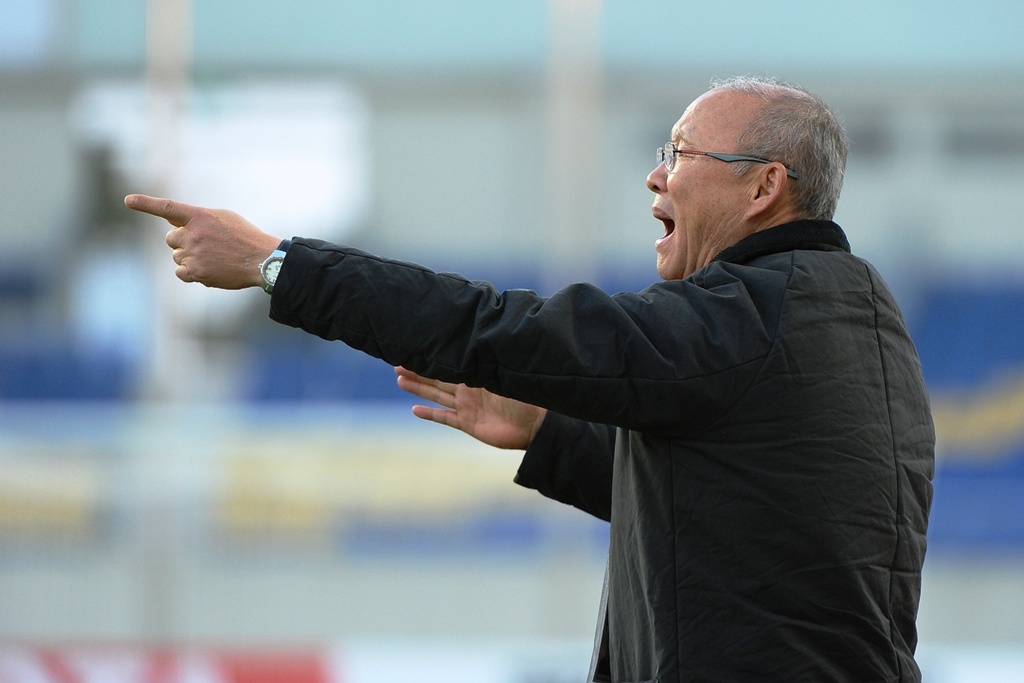 Truyen thong Han Quoc chao don HLV Park Hang-seo tro ve hinh anh