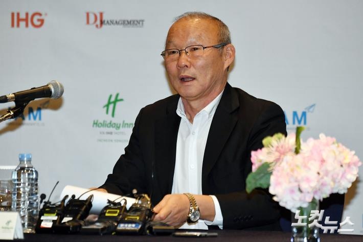 HLV Park Hang-seo: ‘AFF Cup quan trong hon ASIAD’ hinh anh