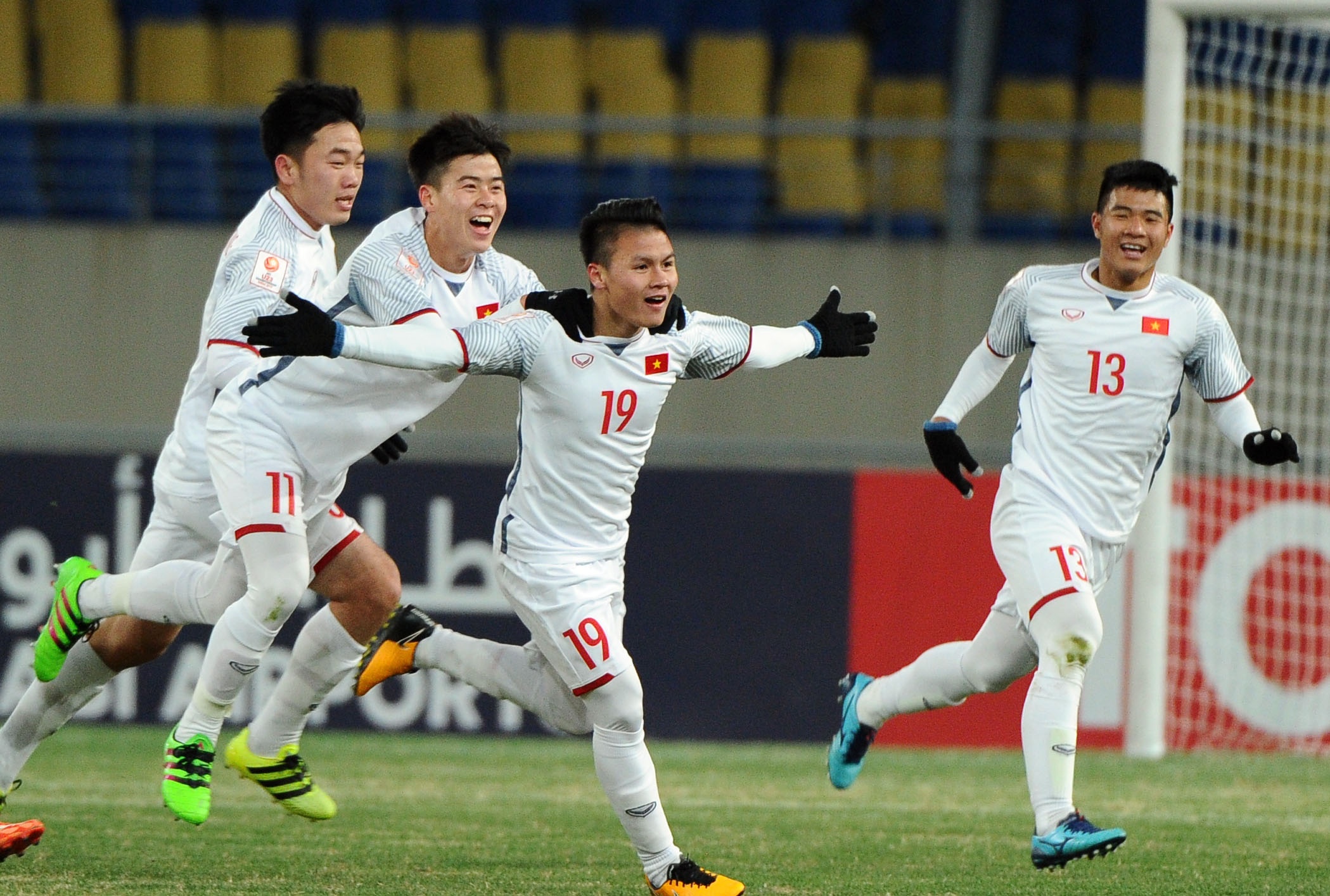 Vui, buon chuyen thuong Tet cua cau thu V.League hinh anh