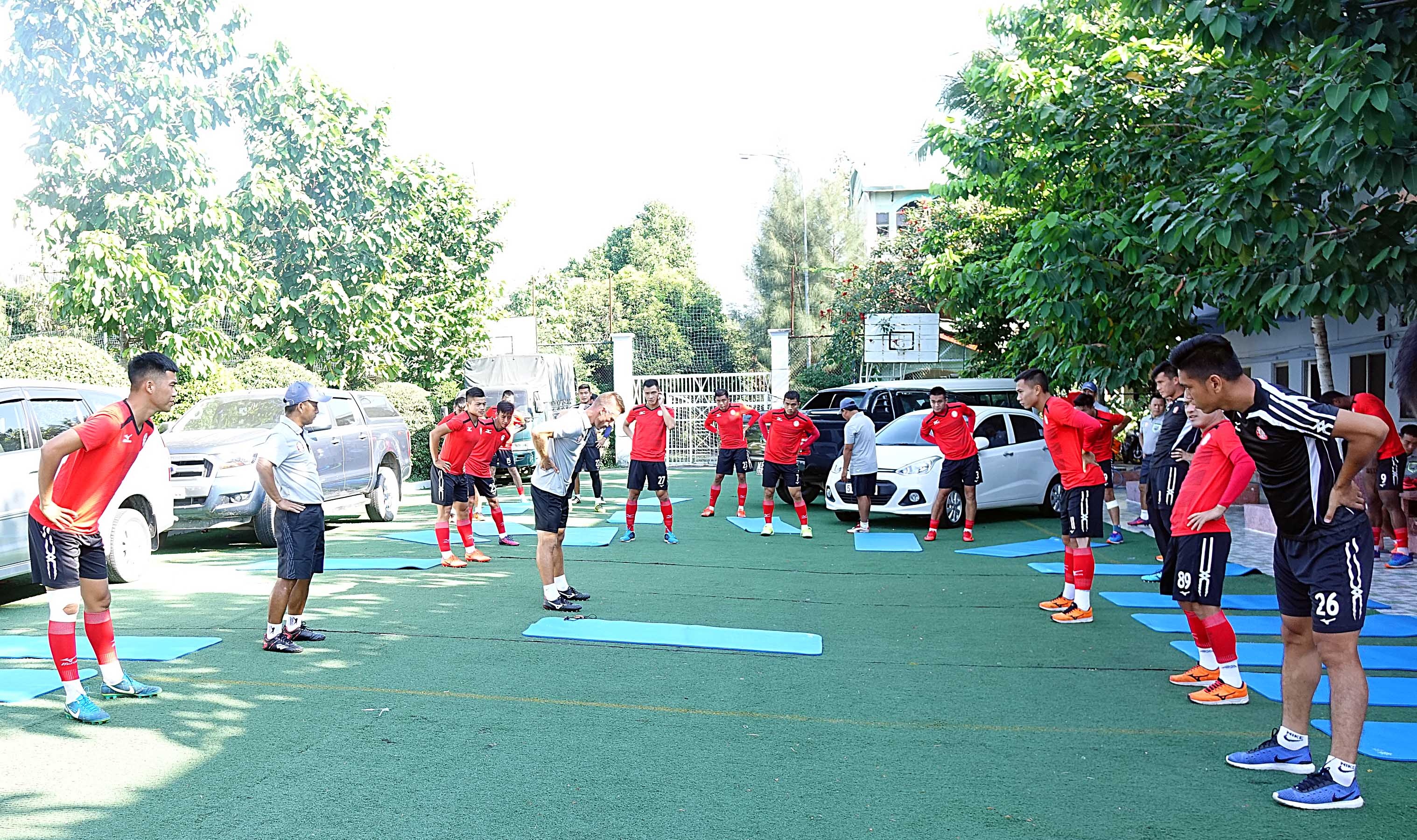 Possebon khong tap luyen cung CLB TP.HCM anh 1