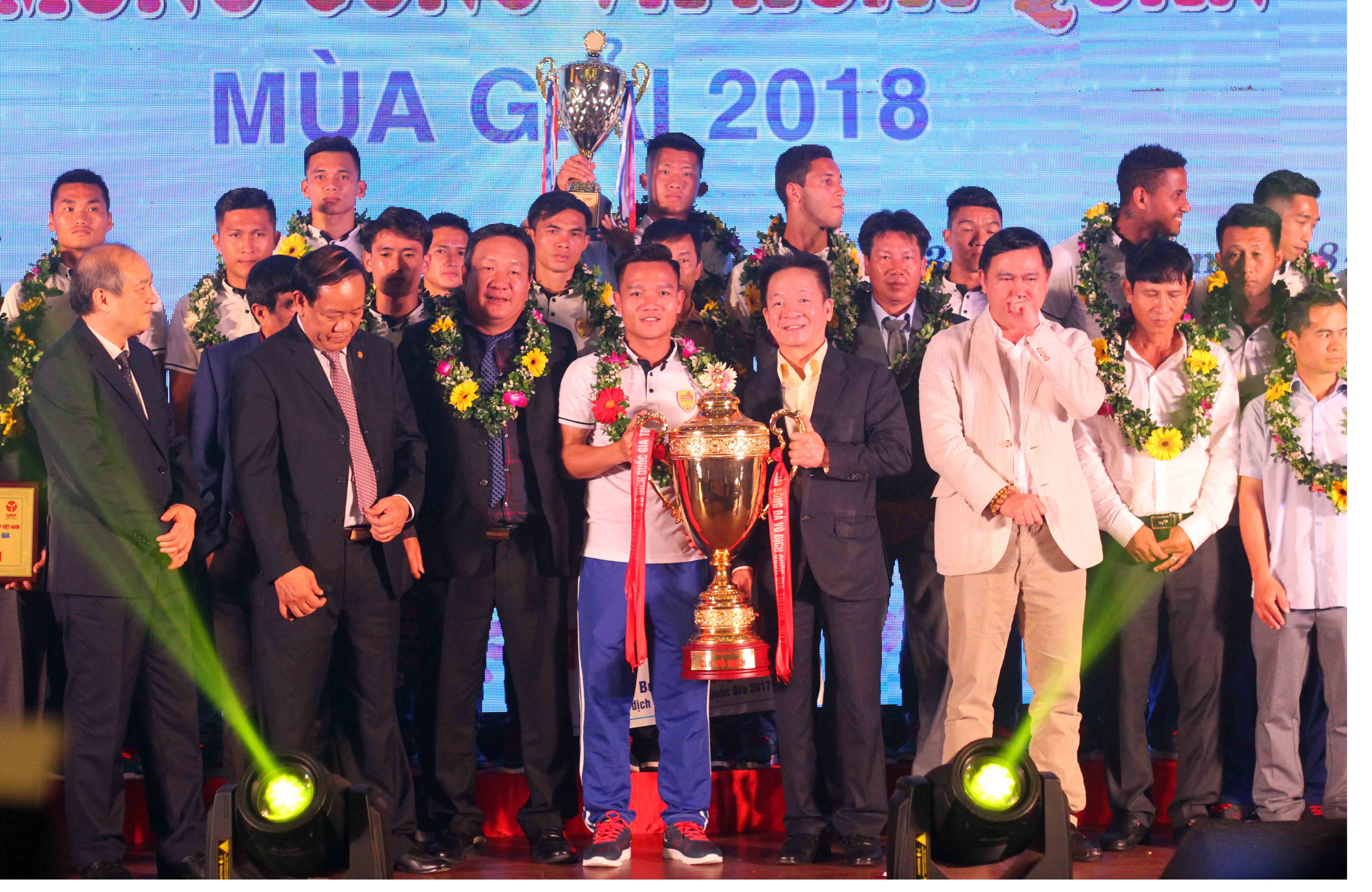 CLB Quang Nam nhan mua tien thuong trong le xuat quan hinh anh