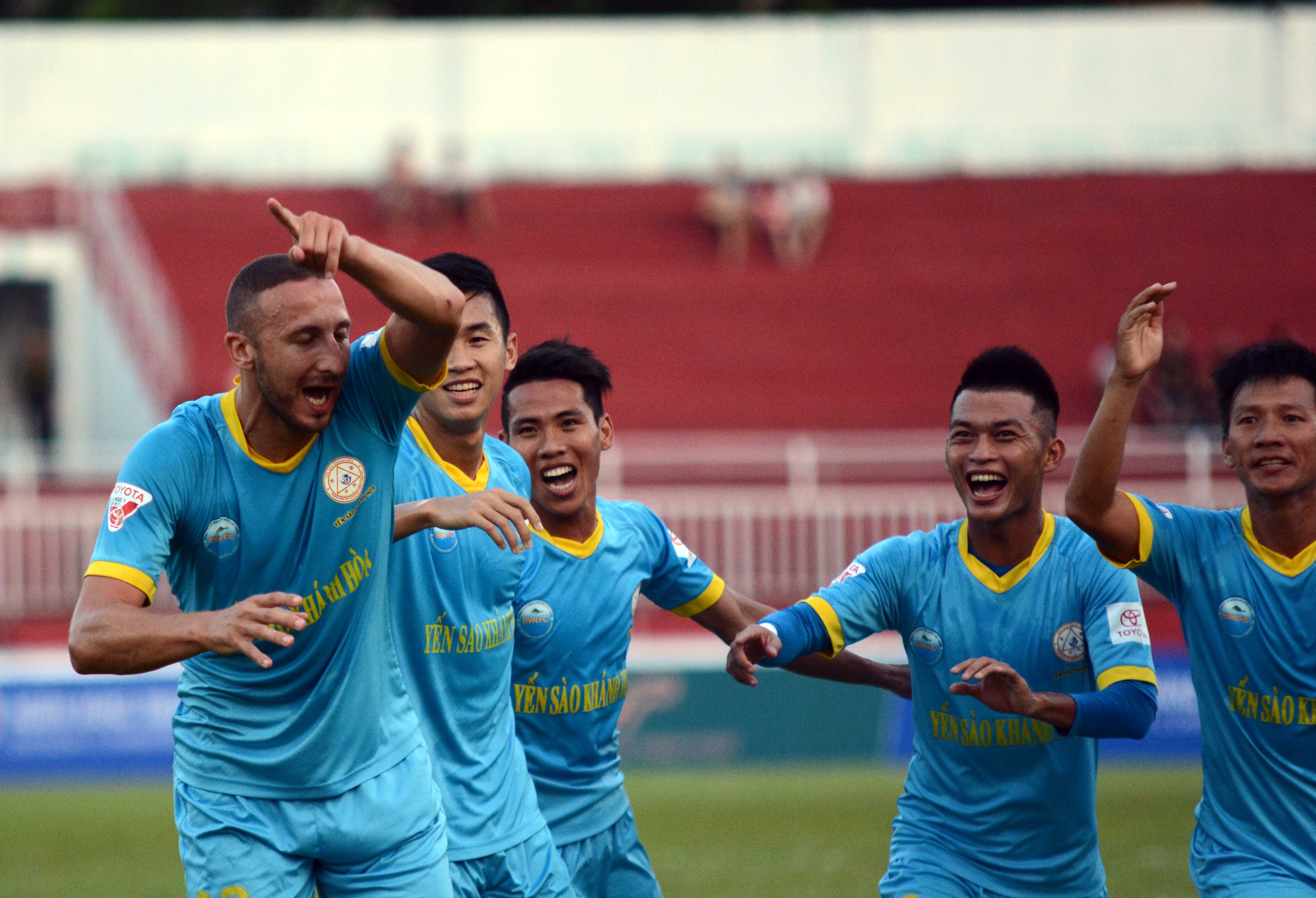 Lam Ti Phong khien SLNA thua cay dang tren san nha hinh anh