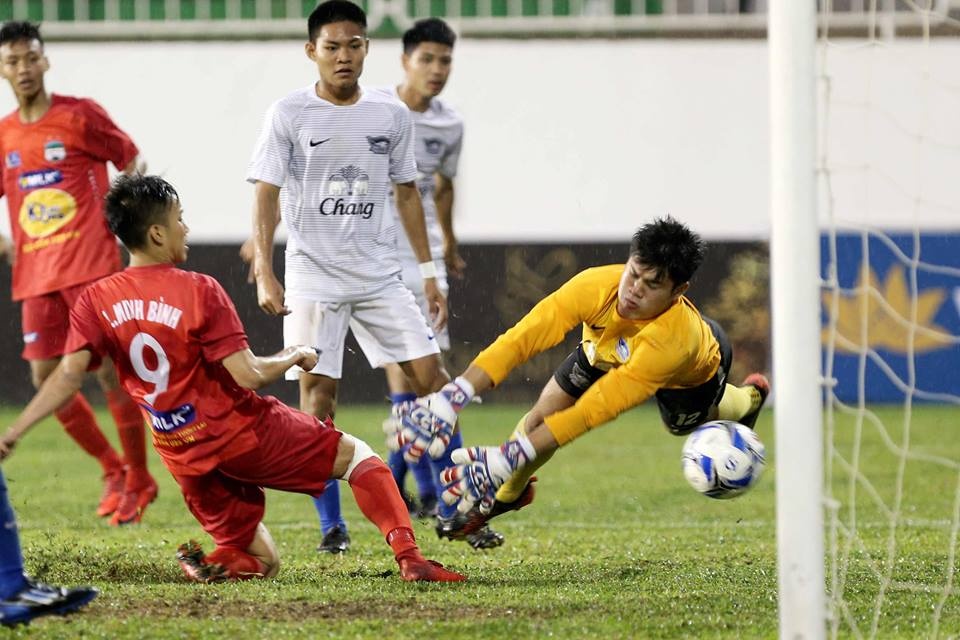 Lua U19 cua bau Duc vat va danh bai U19 Chonburi hinh anh
