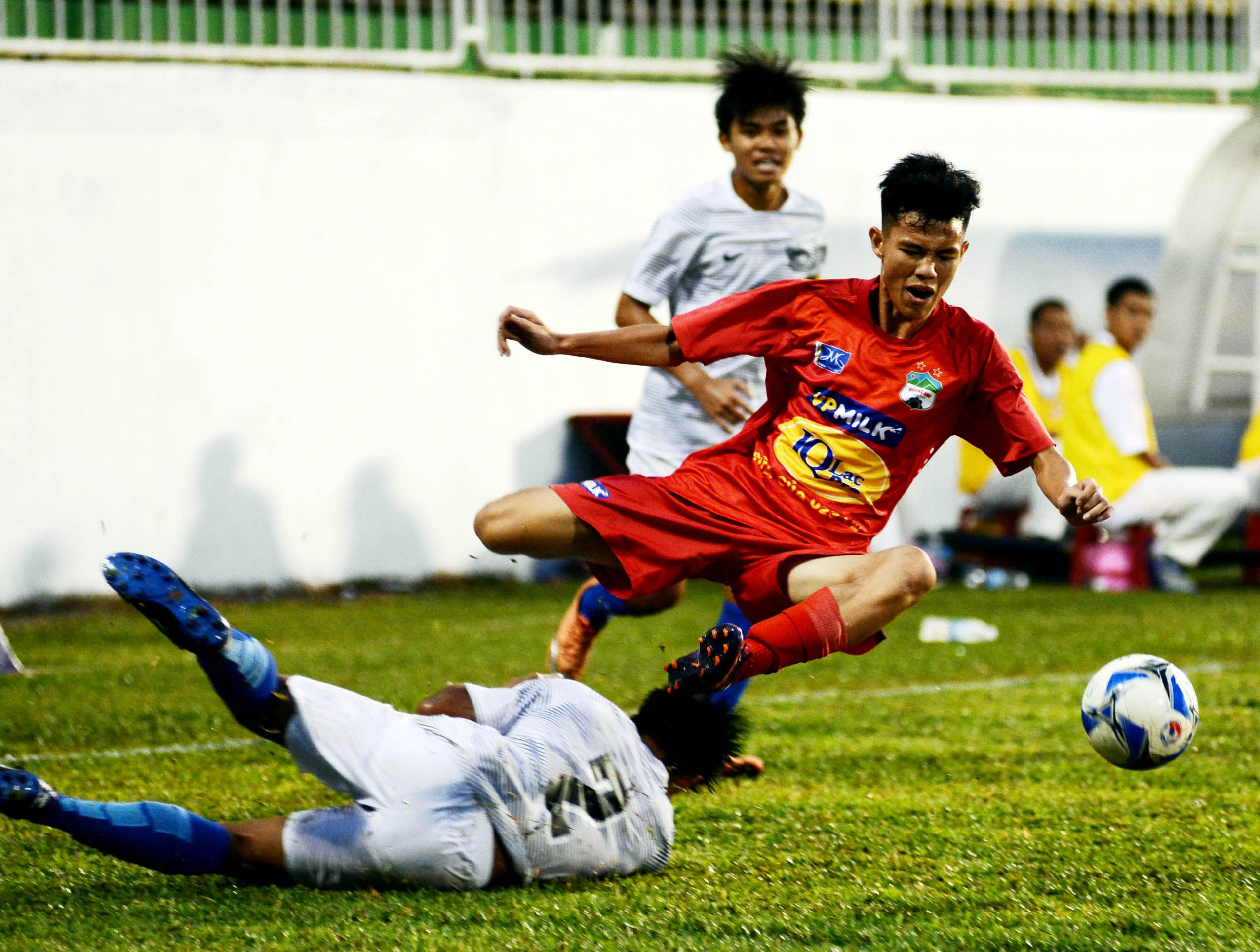 HLV Graechen: ‘Cau thu U19 HAGL tien bo la toi vui roi’ hinh anh