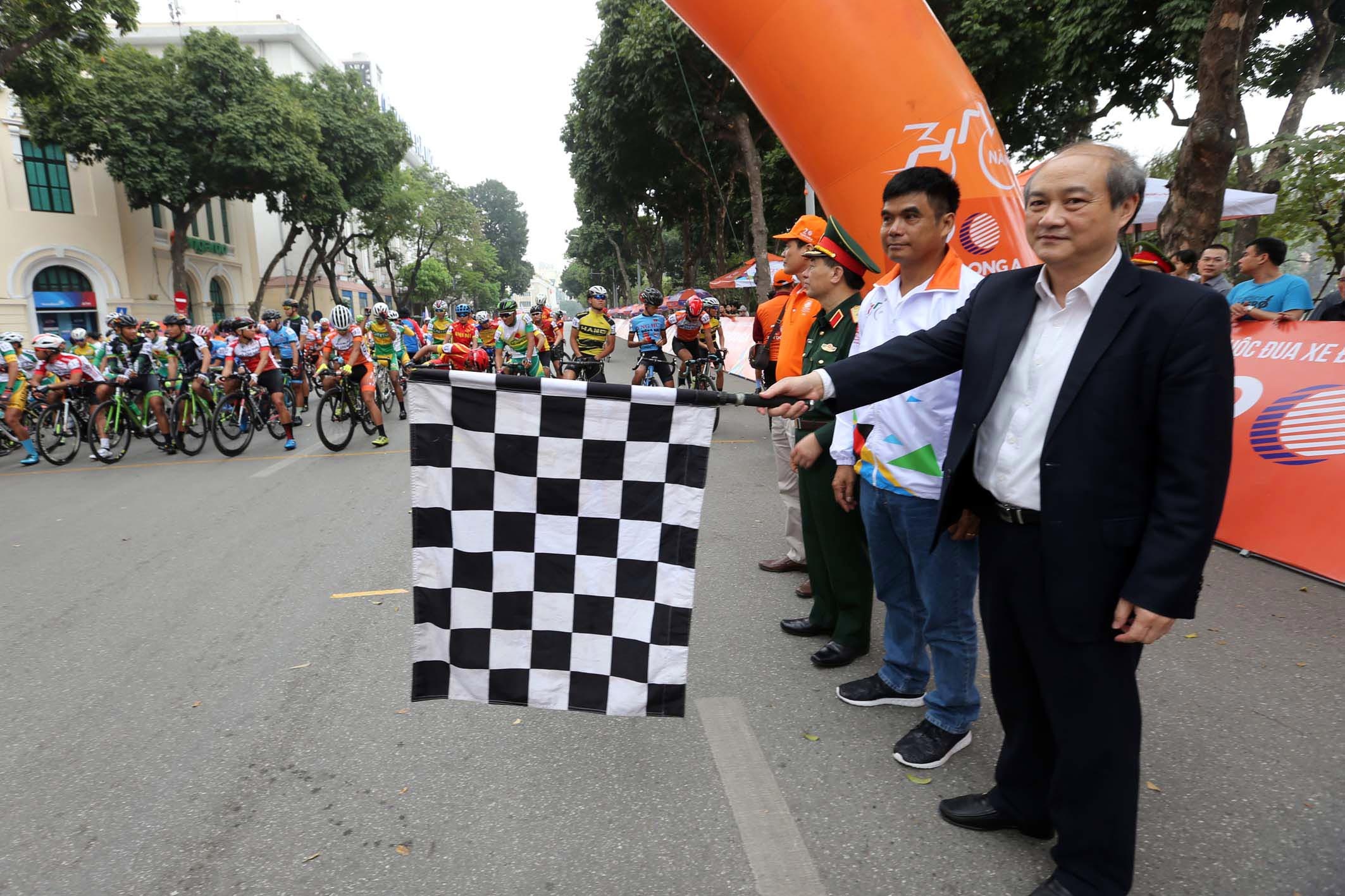 Hoa hau Do My Linh trao giai chang 4 anh 2