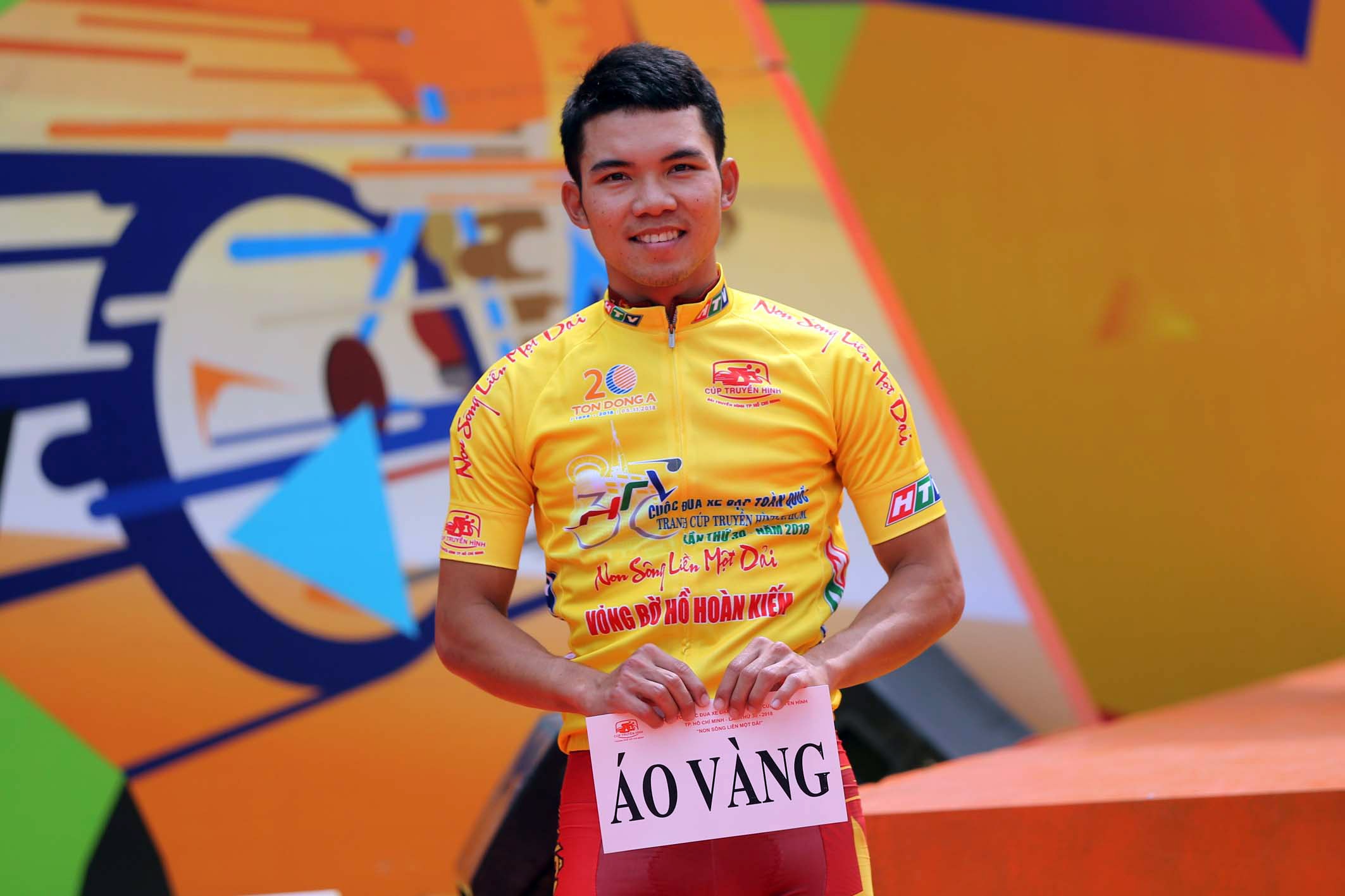 Hoa hau Do My Linh trao giai chang 4 anh 8