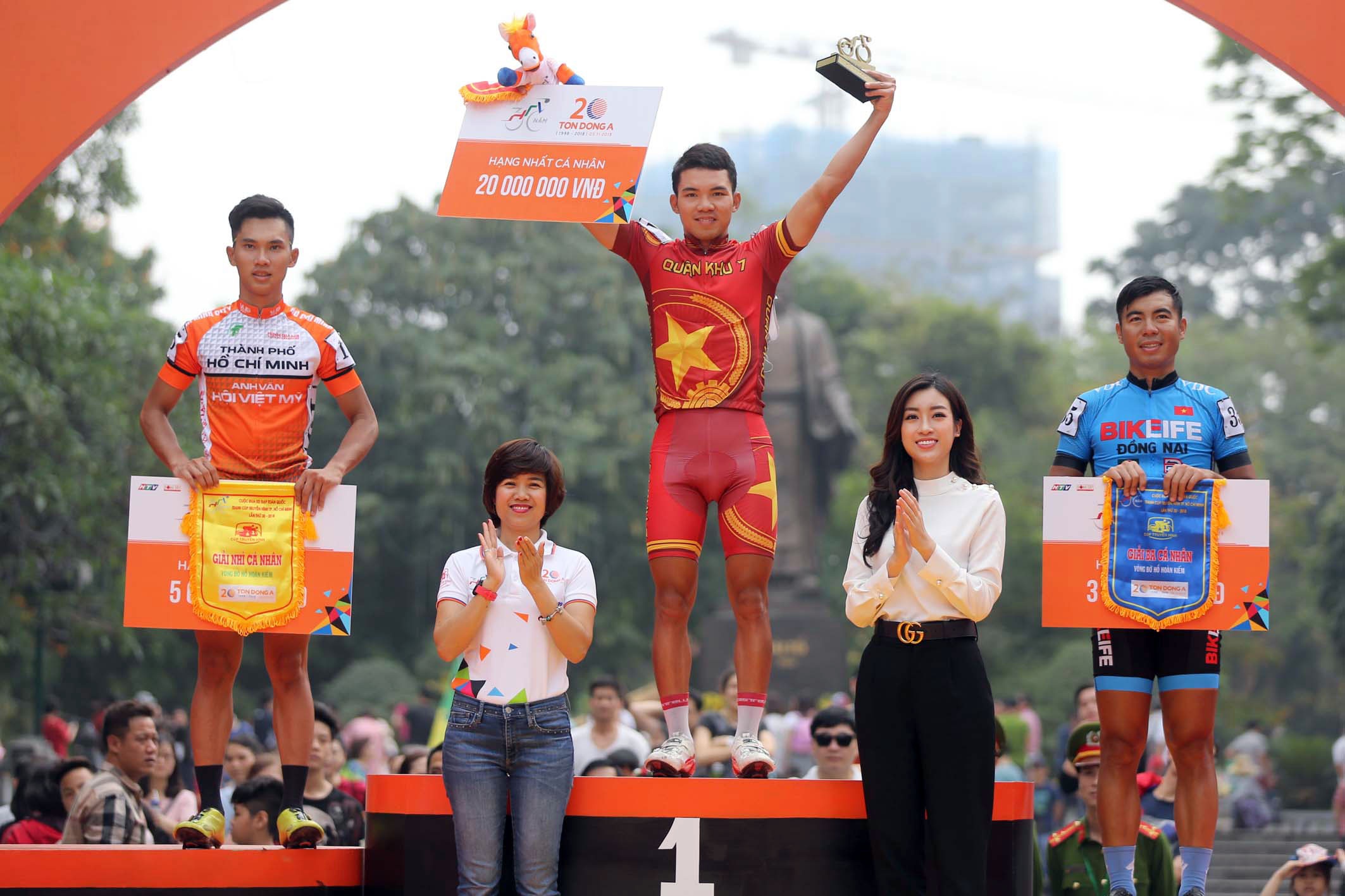 Hoa hau Do My Linh trao giai chang 4 anh 6