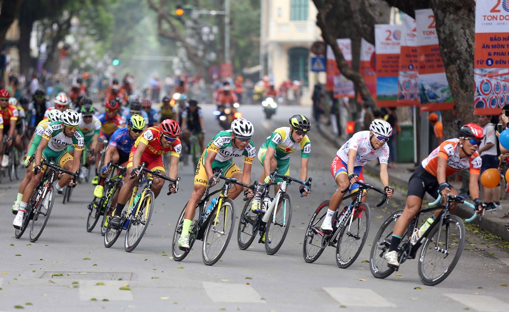 Hoa hau Do My Linh trao giai chang 4 anh 3