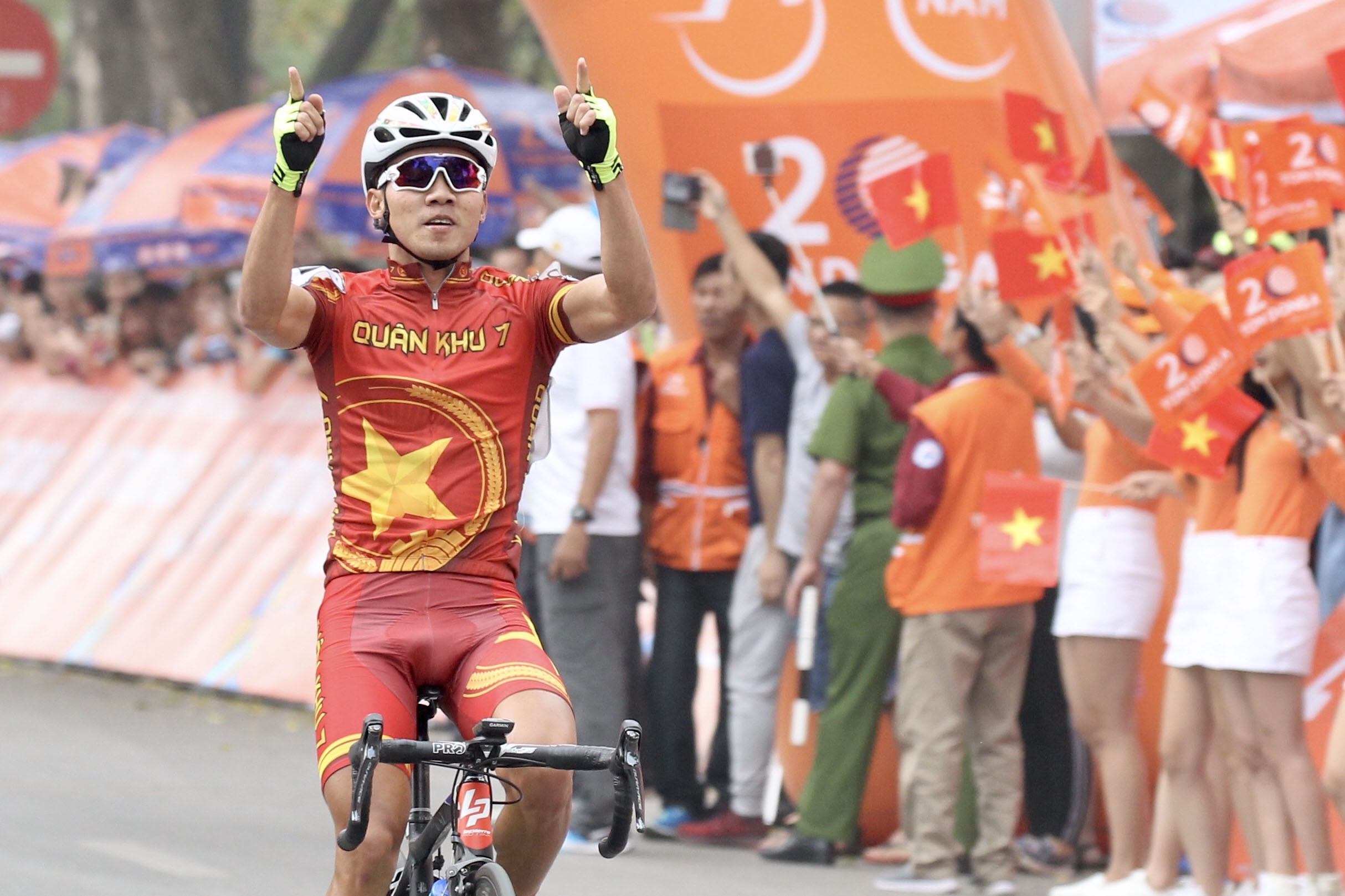 Hoa hau Do My Linh trao giai chang 4 anh 4