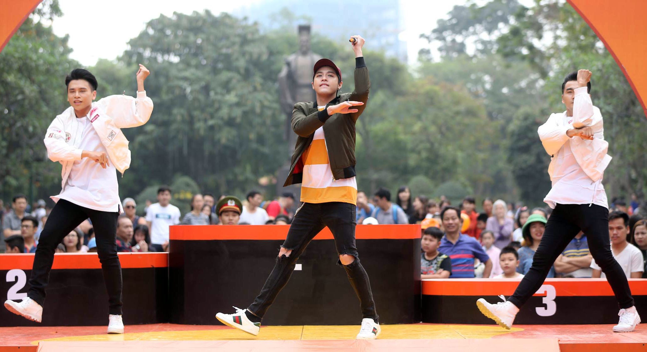 Hoa hau Do My Linh trao giai chang 4 anh 1