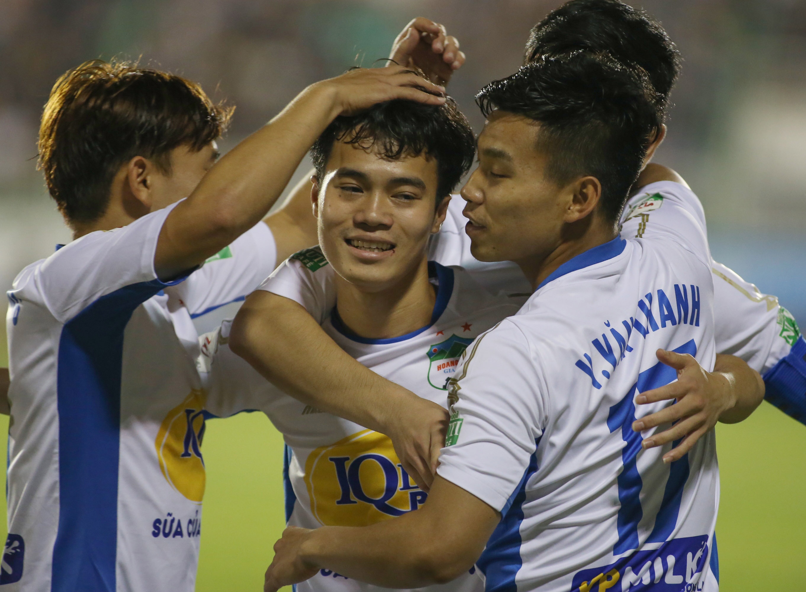 Van Toan, Minh Vuong toa sang giup HAGL thang 'giai han' tai V.League hinh anh